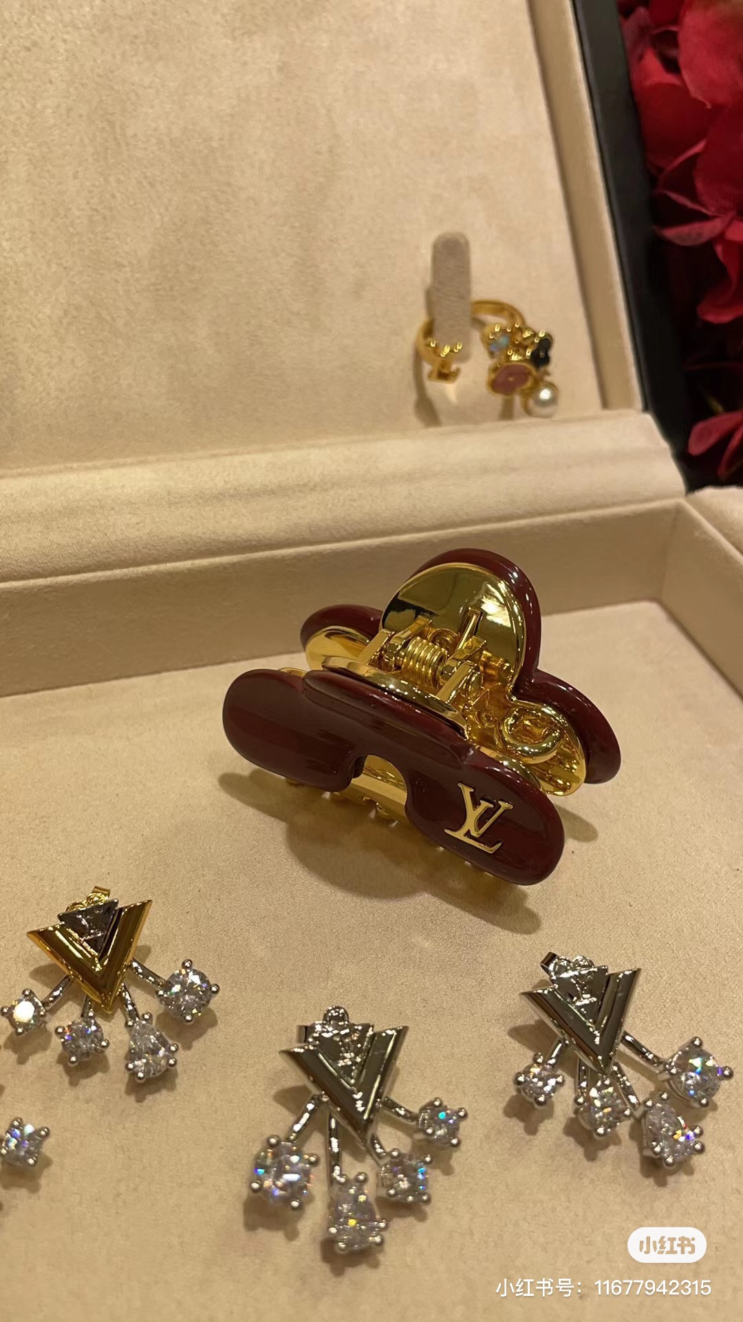 “Exclusive Lv Vintage Handmade Hair Clip Unboxing Review” - 图片 2