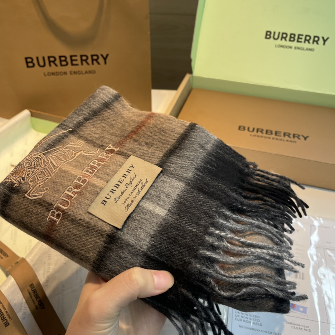 Burberry巴宝莉双面围巾好看的要疯掉了太有型太有魅力了非常斯文时尚的秋冬单品！真的很喜欢非常Cla