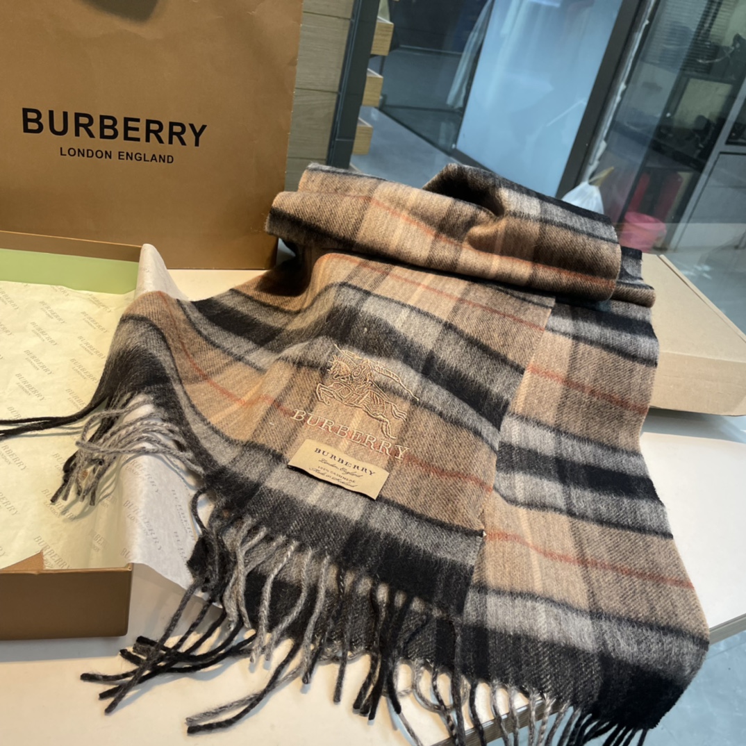 Burberry巴宝莉双面围巾好看的要疯掉了太有型太有魅力了非常斯文时尚的秋冬单品！真的很喜欢非常Cla