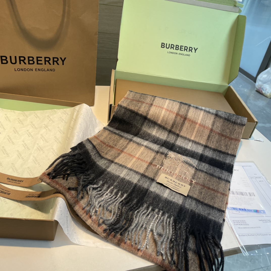 Burberry巴宝莉双面围巾好看的要疯掉了太有型太有魅力了非常斯文时尚的秋冬单品！真的很喜欢非常Cla