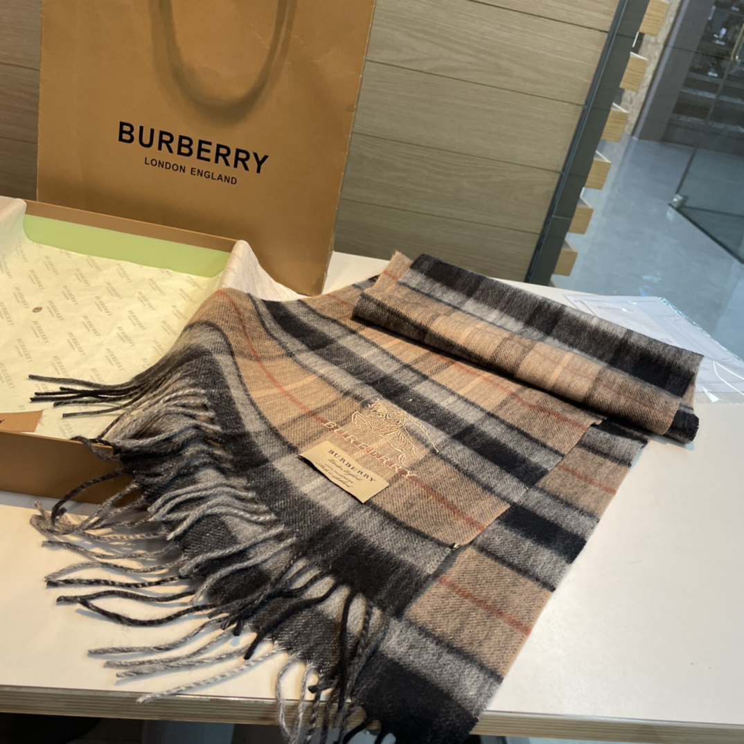 Burberry巴宝莉双面围巾好看的要疯掉了太有型太有魅力了非常斯文时尚的秋冬单品！真的很喜欢非常Cla