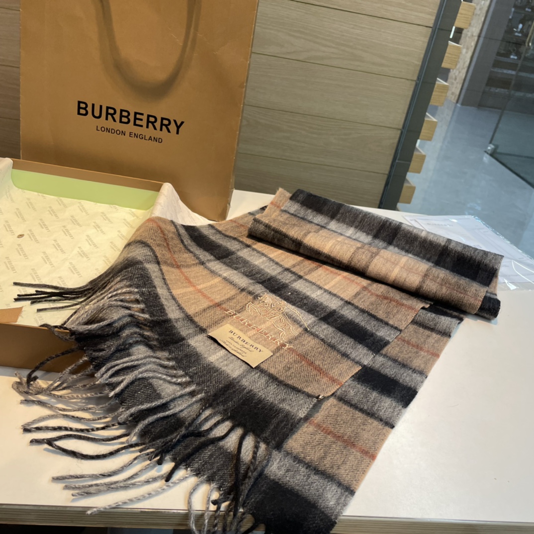 Burberry巴宝莉双面围巾好看的要疯掉了太有型太有魅力了非常斯文时尚的秋冬单品！真的很喜欢非常Cla