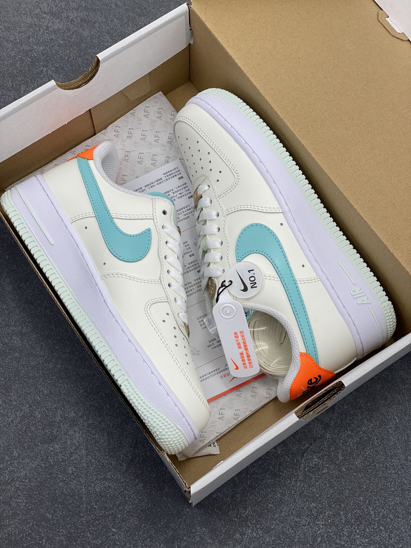 图片[9]-✨ No.1版本 纯原级别 Nike Air Force 1 Low ——“米绿” 货号：HM3728-131 原厂冲刀皮料切割干净 无任何毛边 清洁度细节完美 做工细节全方位比对原鞋。 原楦原纸板 打造纯正空军 专注外贸渠道 全掌内置蜂窝气垫 原盒配件 原厂中底钢印、拉帮完美！ 全套原楦原模倾力打造完美版型！ 无解鞋型 原盒原配 超高清洁度 全鞋零毛边皮料切割！ 👍一码配一扣 👍品质问题一月换新 👍终身质保 我们承诺/保证：所有No.1版本AF1全是官方原鞋开发-全方位比对原鞋！ 👍复刻官方原厂模具-倾力打造完美版型！！ 👍全掌内置蜂窝气垫-材质用料绝不偷工减料！ 👍全配色更换新一代最新版-鱼鳞纹大底！＋可荧光邦迪车缝线！ 尺码：36 36.5 37.5 38 38.5 39 40 40.5 41 42 42.5 43 44 44.5 45-选品中心