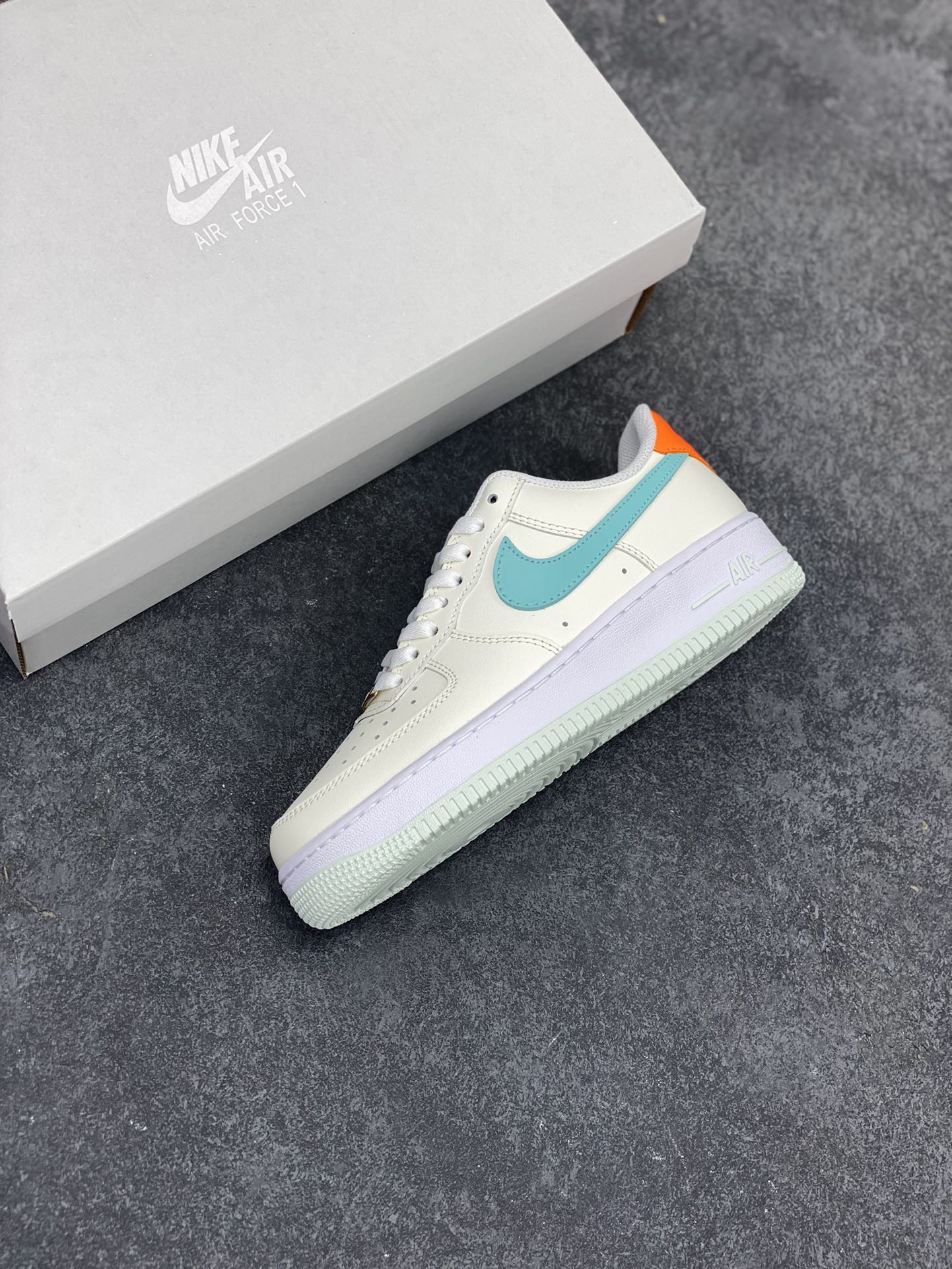 图片[7]-✨ No.1版本 纯原级别 Nike Air Force 1 Low ——“米绿” 货号：HM3728-131 原厂冲刀皮料切割干净 无任何毛边 清洁度细节完美 做工细节全方位比对原鞋。 原楦原纸板 打造纯正空军 专注外贸渠道 全掌内置蜂窝气垫 原盒配件 原厂中底钢印、拉帮完美！ 全套原楦原模倾力打造完美版型！ 无解鞋型 原盒原配 超高清洁度 全鞋零毛边皮料切割！ 👍一码配一扣 👍品质问题一月换新 👍终身质保 我们承诺/保证：所有No.1版本AF1全是官方原鞋开发-全方位比对原鞋！ 👍复刻官方原厂模具-倾力打造完美版型！！ 👍全掌内置蜂窝气垫-材质用料绝不偷工减料！ 👍全配色更换新一代最新版-鱼鳞纹大底！＋可荧光邦迪车缝线！ 尺码：36 36.5 37.5 38 38.5 39 40 40.5 41 42 42.5 43 44 44.5 45-选品中心