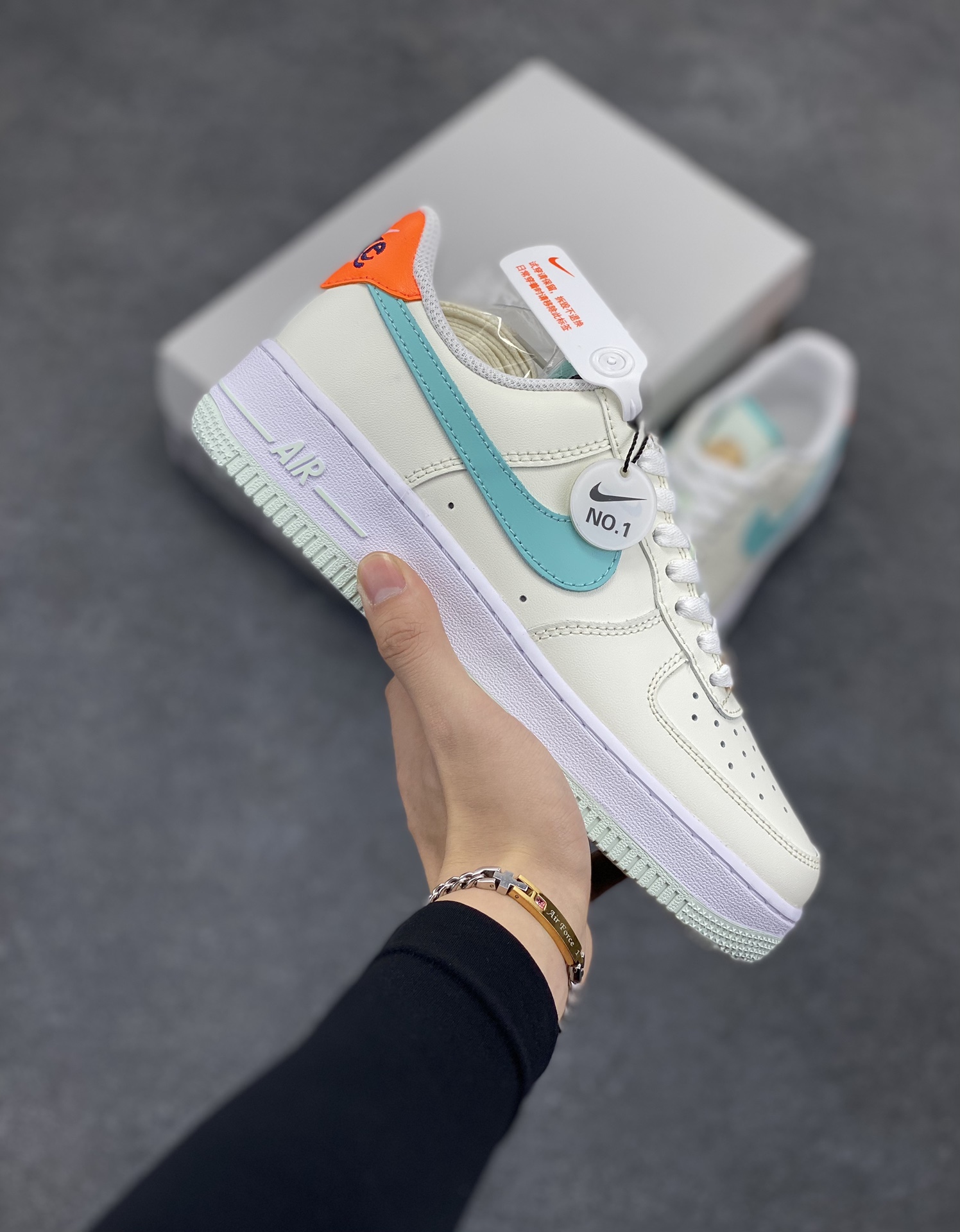 ✨ No.1版本 纯原级别 Nike Air Force 1 Low ——“米绿” 货号：HM3728-131 原厂冲刀皮料切割干净 无任何毛边 清洁度细节完美 做工细节全方位比对原鞋。 原楦原纸板 打造纯正空军 专注外贸渠道 全掌内置蜂窝气垫 原盒配件 原厂中底钢印、拉帮完美！ 全套原楦原模倾力打造完美版型！ 无解鞋型 原盒原配 超高清洁度 全鞋零毛边皮料切割！ 👍一码配一扣 👍品质问题一月换新 👍终身质保 我们承诺/保证：所有No.1版本AF1全是官方原鞋开发-全方位比对原鞋！ 👍复刻官方原厂模具-倾力打造完美版型！！ 👍全掌内置蜂窝气垫-材质用料绝不偷工减料！ 👍全配色更换新一代最新版-鱼鳞纹大底！＋可荧光邦迪车缝线！ 尺码：36 36.5 37.5 38 38.5 39 40 40.5 41 42 42.5 43 44 44.5 45-选品中心