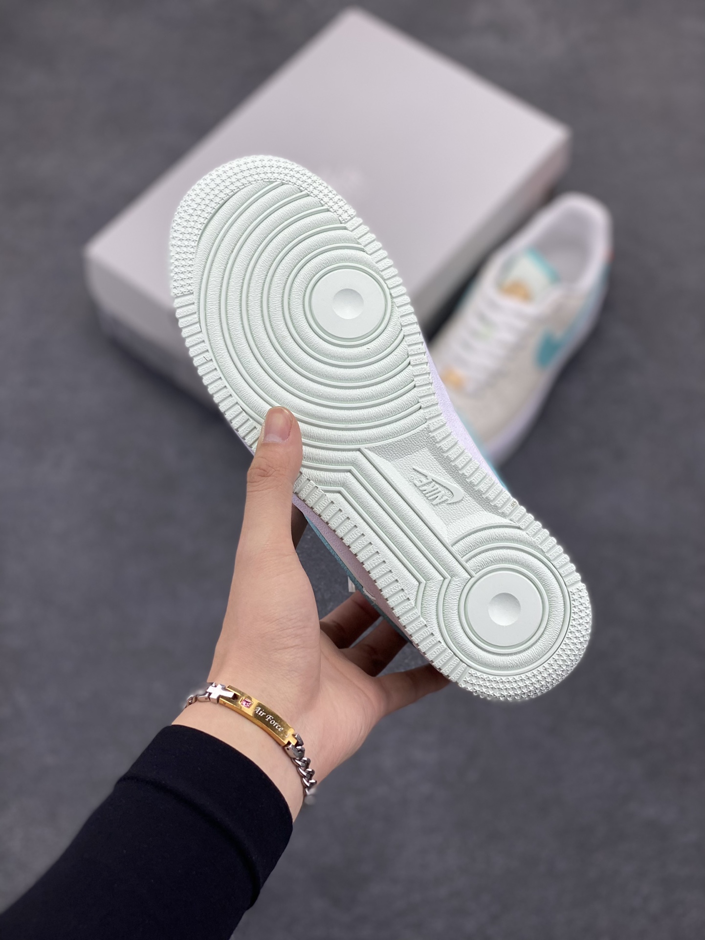 图片[5]-✨ No.1版本 纯原级别 Nike Air Force 1 Low ——“米绿” 货号：HM3728-131 原厂冲刀皮料切割干净 无任何毛边 清洁度细节完美 做工细节全方位比对原鞋。 原楦原纸板 打造纯正空军 专注外贸渠道 全掌内置蜂窝气垫 原盒配件 原厂中底钢印、拉帮完美！ 全套原楦原模倾力打造完美版型！ 无解鞋型 原盒原配 超高清洁度 全鞋零毛边皮料切割！ 👍一码配一扣 👍品质问题一月换新 👍终身质保 我们承诺/保证：所有No.1版本AF1全是官方原鞋开发-全方位比对原鞋！ 👍复刻官方原厂模具-倾力打造完美版型！！ 👍全掌内置蜂窝气垫-材质用料绝不偷工减料！ 👍全配色更换新一代最新版-鱼鳞纹大底！＋可荧光邦迪车缝线！ 尺码：36 36.5 37.5 38 38.5 39 40 40.5 41 42 42.5 43 44 44.5 45-选品中心