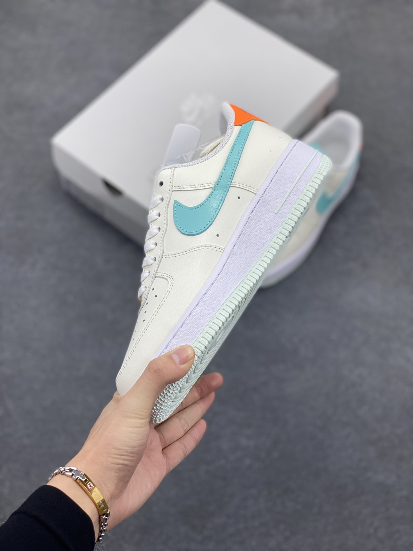 图片[3]-✨ No.1版本 纯原级别 Nike Air Force 1 Low ——“米绿” 货号：HM3728-131 原厂冲刀皮料切割干净 无任何毛边 清洁度细节完美 做工细节全方位比对原鞋。 原楦原纸板 打造纯正空军 专注外贸渠道 全掌内置蜂窝气垫 原盒配件 原厂中底钢印、拉帮完美！ 全套原楦原模倾力打造完美版型！ 无解鞋型 原盒原配 超高清洁度 全鞋零毛边皮料切割！ 👍一码配一扣 👍品质问题一月换新 👍终身质保 我们承诺/保证：所有No.1版本AF1全是官方原鞋开发-全方位比对原鞋！ 👍复刻官方原厂模具-倾力打造完美版型！！ 👍全掌内置蜂窝气垫-材质用料绝不偷工减料！ 👍全配色更换新一代最新版-鱼鳞纹大底！＋可荧光邦迪车缝线！ 尺码：36 36.5 37.5 38 38.5 39 40 40.5 41 42 42.5 43 44 44.5 45-选品中心