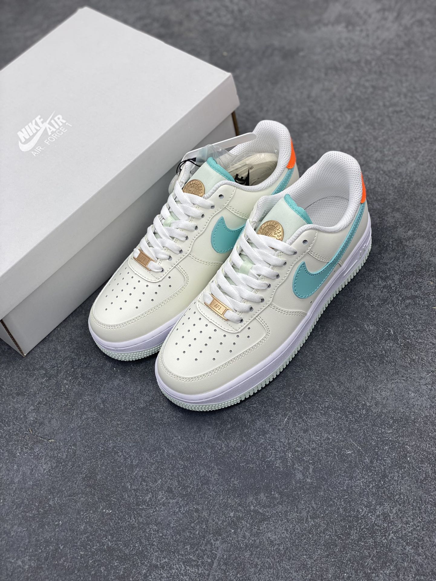 图片[8]-✨ No.1版本 纯原级别 Nike Air Force 1 Low ——“米绿” 货号：HM3728-131 原厂冲刀皮料切割干净 无任何毛边 清洁度细节完美 做工细节全方位比对原鞋。 原楦原纸板 打造纯正空军 专注外贸渠道 全掌内置蜂窝气垫 原盒配件 原厂中底钢印、拉帮完美！ 全套原楦原模倾力打造完美版型！ 无解鞋型 原盒原配 超高清洁度 全鞋零毛边皮料切割！ 👍一码配一扣 👍品质问题一月换新 👍终身质保 我们承诺/保证：所有No.1版本AF1全是官方原鞋开发-全方位比对原鞋！ 👍复刻官方原厂模具-倾力打造完美版型！！ 👍全掌内置蜂窝气垫-材质用料绝不偷工减料！ 👍全配色更换新一代最新版-鱼鳞纹大底！＋可荧光邦迪车缝线！ 尺码：36 36.5 37.5 38 38.5 39 40 40.5 41 42 42.5 43 44 44.5 45-选品中心