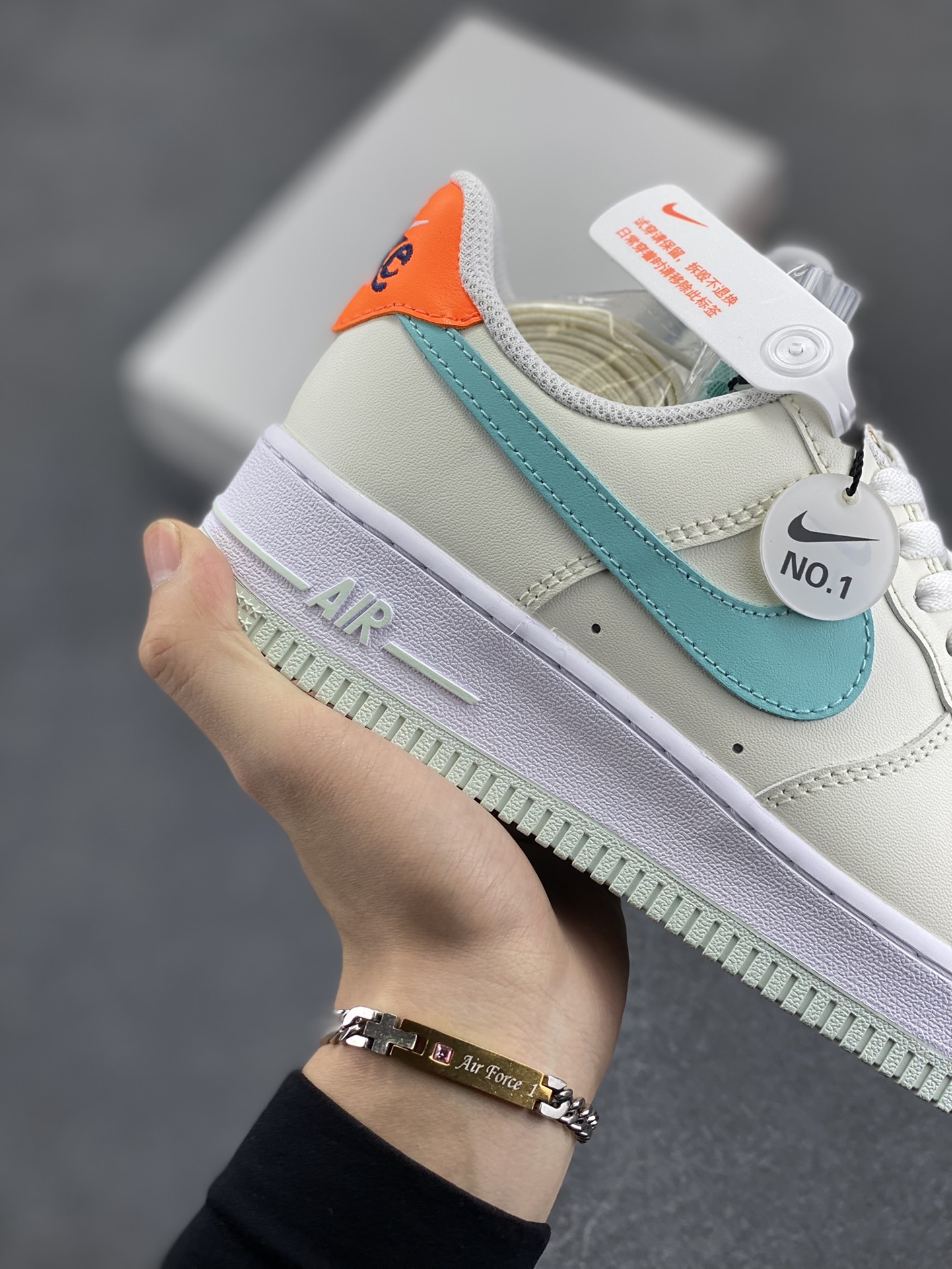图片[6]-✨ No.1版本 纯原级别 Nike Air Force 1 Low ——“米绿” 货号：HM3728-131 原厂冲刀皮料切割干净 无任何毛边 清洁度细节完美 做工细节全方位比对原鞋。 原楦原纸板 打造纯正空军 专注外贸渠道 全掌内置蜂窝气垫 原盒配件 原厂中底钢印、拉帮完美！ 全套原楦原模倾力打造完美版型！ 无解鞋型 原盒原配 超高清洁度 全鞋零毛边皮料切割！ 👍一码配一扣 👍品质问题一月换新 👍终身质保 我们承诺/保证：所有No.1版本AF1全是官方原鞋开发-全方位比对原鞋！ 👍复刻官方原厂模具-倾力打造完美版型！！ 👍全掌内置蜂窝气垫-材质用料绝不偷工减料！ 👍全配色更换新一代最新版-鱼鳞纹大底！＋可荧光邦迪车缝线！ 尺码：36 36.5 37.5 38 38.5 39 40 40.5 41 42 42.5 43 44 44.5 45-选品中心