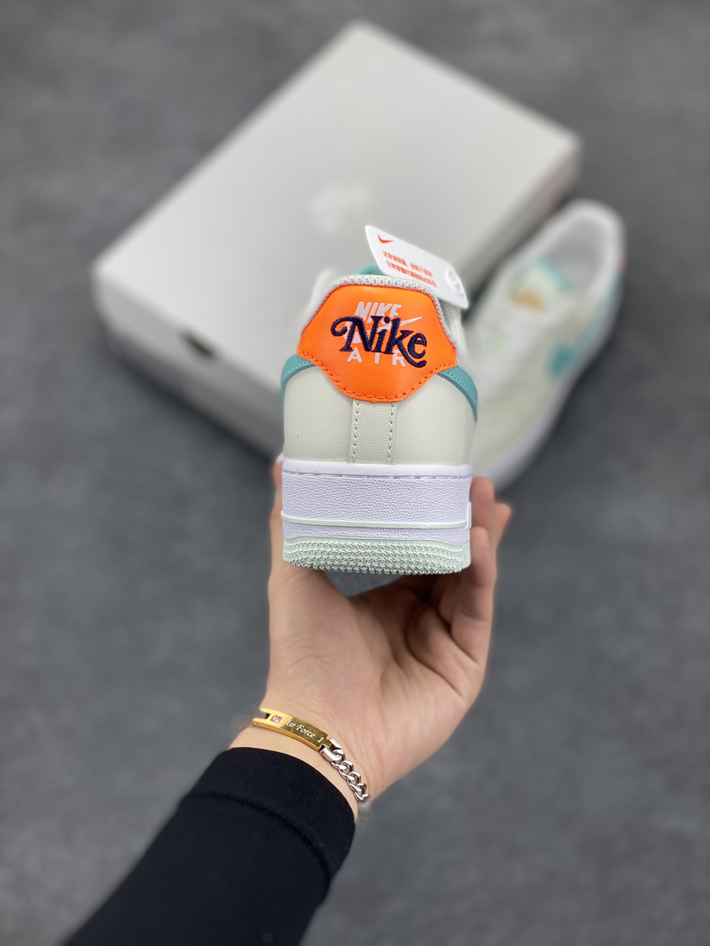 图片[4]-✨ No.1版本 纯原级别 Nike Air Force 1 Low ——“米绿” 货号：HM3728-131 原厂冲刀皮料切割干净 无任何毛边 清洁度细节完美 做工细节全方位比对原鞋。 原楦原纸板 打造纯正空军 专注外贸渠道 全掌内置蜂窝气垫 原盒配件 原厂中底钢印、拉帮完美！ 全套原楦原模倾力打造完美版型！ 无解鞋型 原盒原配 超高清洁度 全鞋零毛边皮料切割！ 👍一码配一扣 👍品质问题一月换新 👍终身质保 我们承诺/保证：所有No.1版本AF1全是官方原鞋开发-全方位比对原鞋！ 👍复刻官方原厂模具-倾力打造完美版型！！ 👍全掌内置蜂窝气垫-材质用料绝不偷工减料！ 👍全配色更换新一代最新版-鱼鳞纹大底！＋可荧光邦迪车缝线！ 尺码：36 36.5 37.5 38 38.5 39 40 40.5 41 42 42.5 43 44 44.5 45-选品中心