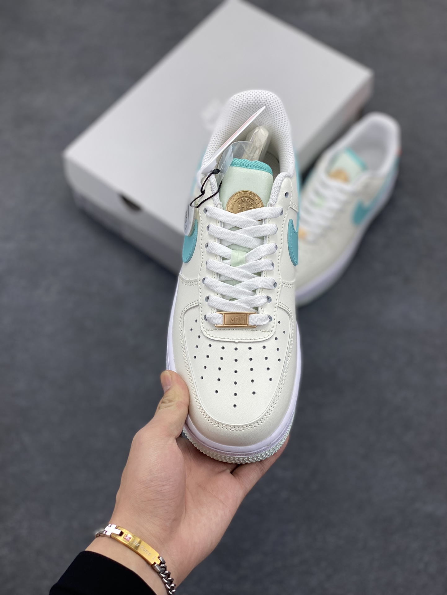 图片[2]-✨ No.1版本 纯原级别 Nike Air Force 1 Low ——“米绿” 货号：HM3728-131 原厂冲刀皮料切割干净 无任何毛边 清洁度细节完美 做工细节全方位比对原鞋。 原楦原纸板 打造纯正空军 专注外贸渠道 全掌内置蜂窝气垫 原盒配件 原厂中底钢印、拉帮完美！ 全套原楦原模倾力打造完美版型！ 无解鞋型 原盒原配 超高清洁度 全鞋零毛边皮料切割！ 👍一码配一扣 👍品质问题一月换新 👍终身质保 我们承诺/保证：所有No.1版本AF1全是官方原鞋开发-全方位比对原鞋！ 👍复刻官方原厂模具-倾力打造完美版型！！ 👍全掌内置蜂窝气垫-材质用料绝不偷工减料！ 👍全配色更换新一代最新版-鱼鳞纹大底！＋可荧光邦迪车缝线！ 尺码：36 36.5 37.5 38 38.5 39 40 40.5 41 42 42.5 43 44 44.5 45-选品中心