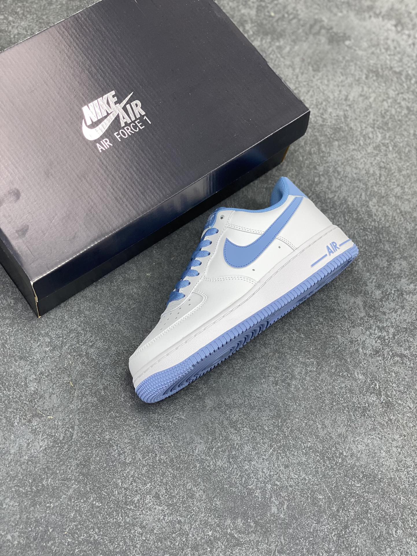 图片[7]-福利特价 Nike Air Force 1 Low 学院蓝 官方同步 原装级别 原楦头原纸板 打造纯正空军版型#专注外贸渠道 全掌内置蜂窝气垫 #原盒配件 原厂中底钢印、拉帮完美 货号：JX2696-852 尺码：36 36.5 37.5 38 38.5 39 40 40.5 41 42 42.5 43 44 44.5 45-选品中心