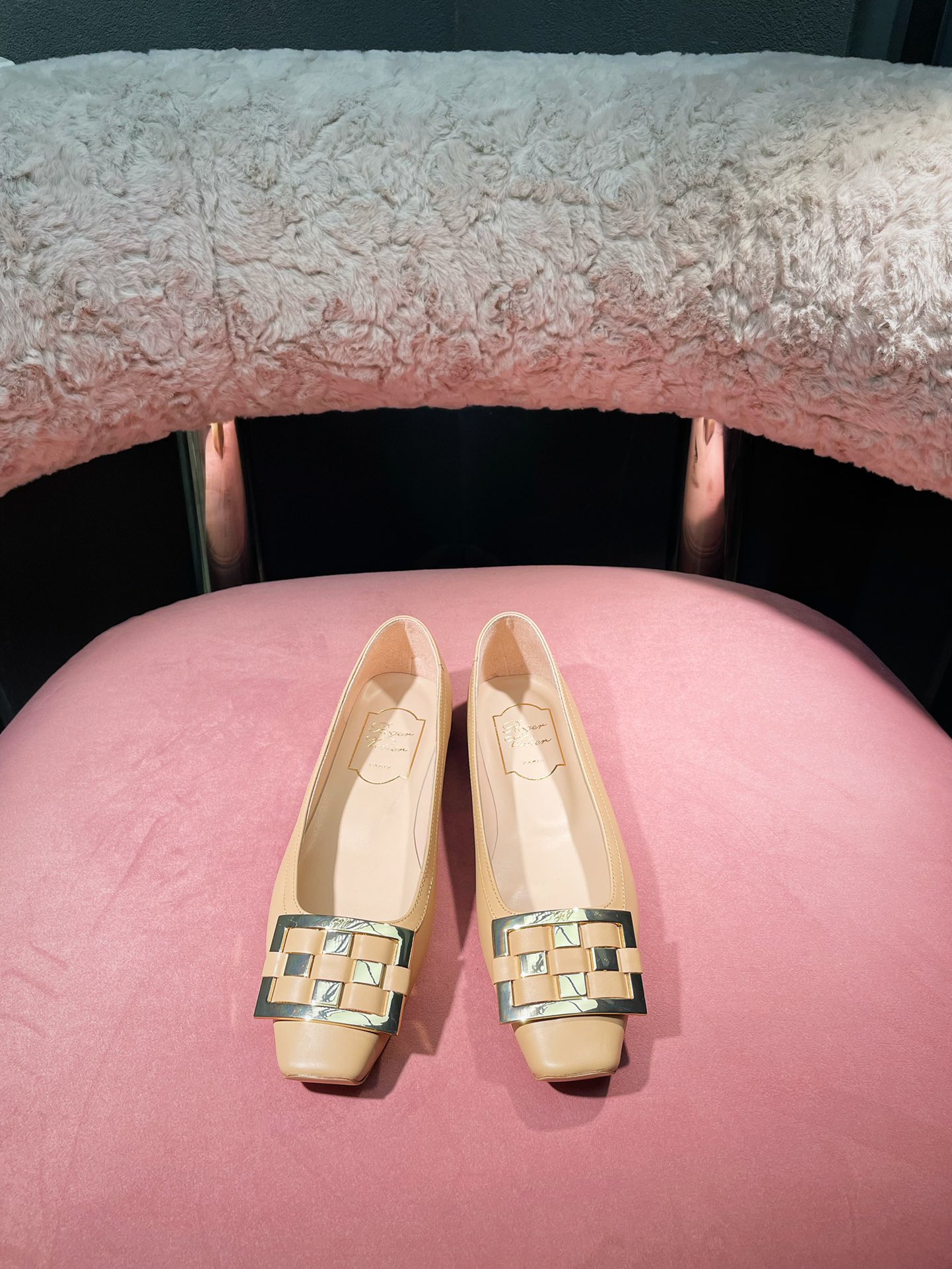 NO:264600,* (inspection level) RV is a fashion benchmark in the shoe industry. Classic square buckles are the brand’s logo. It’s hard to dislike them. Pair most of the clothes in your closet to work. The dates are simple and tasteless. Let’s call the classic square buckles again!  This series can really be closed. Just pick the color according to your preference. They are all very versatile. The style will not go out of date after wearing for a few years. And all kinds of clothes are easy to control and not picky. They can also hold on to the scene in daily or important occasions. They are exquisite and cool, and the upper body is full of temperament~ Original leather sole of the sole Material: Original custom cowhide, imported sheepskin, inner hardware original 11 customized square buckle, size 34-41 size 34/40/41 customization, high flat heels/2.5 low heels/4.5 straight heels/4.5 slanted heels/7.5 shoe box with original full package, high heels, cowhide, sheepskin, Leather soles19860909出 *（验货级别）RV作为鞋界时尚标杆 经典方扣是品牌的标志 很难让人不喜欢 搭配你衣橱里大部分衣服上班 约会都简洁不失品味 又来给经典款方扣单鞋打call咯！ 这个系列真的可以闭眼入哦, 颜色按喜好去pick就好,都很百搭 版型随便穿几年都不会过时, 并且各种衣服上身都好驾驭且不挑, 日常或者是重要场合也都撑得住场面的, 可精致可酷飒,上身气质感满满~ 鞋底原版真皮大底  材质: 原版定制牛皮 内里进口羊皮内里  五金原版11定制方扣 码数34-41码 34/40/41定制 跟高平底/2.5低跟/4.5直跟/4.5斜跟/7.5鞋盒配原版全套包装,高跟鞋单鞋,high heels,cowhide,sheepskin,Leather soles,Women's Shoes