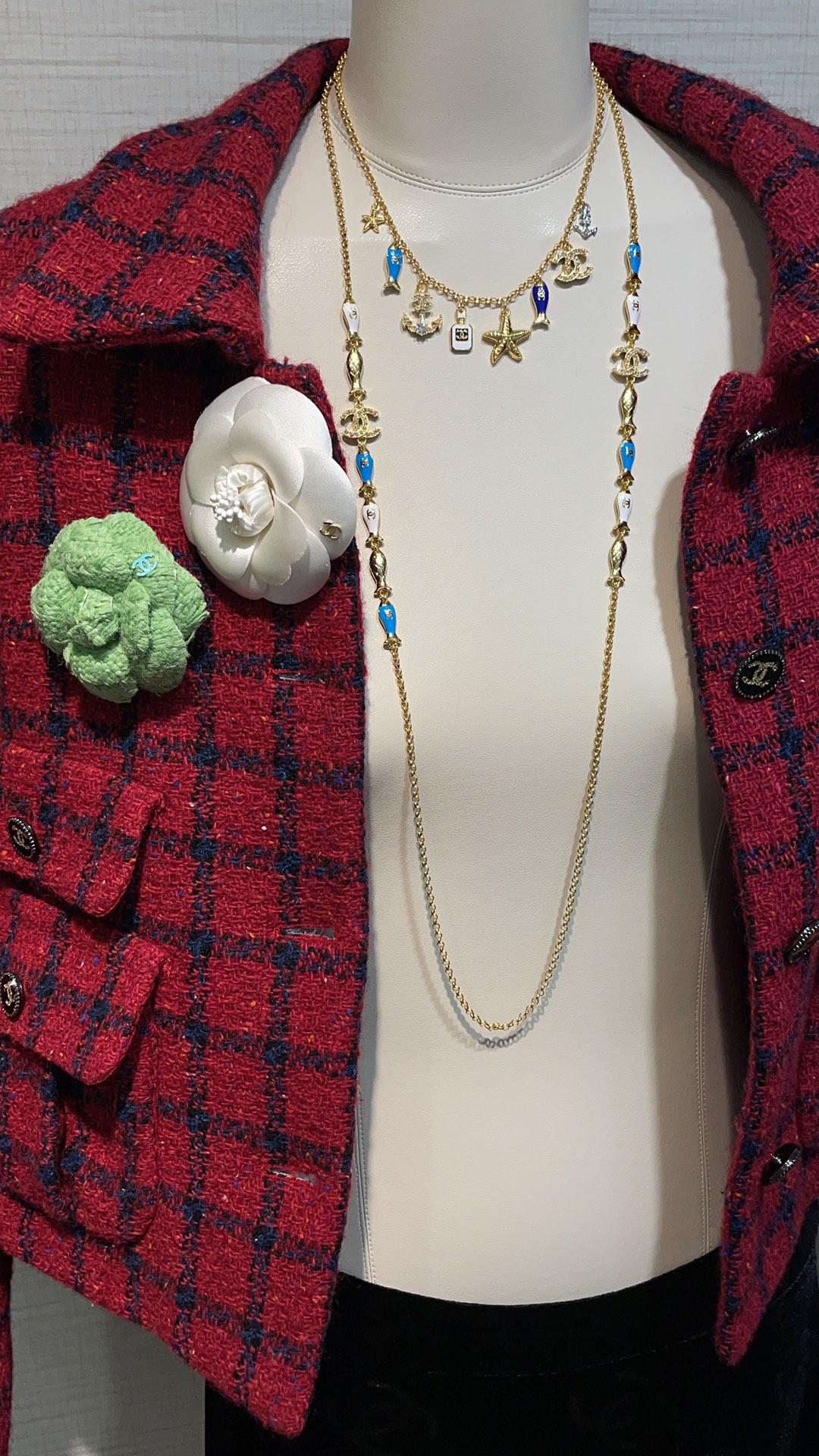 NO:633299,88300 The marine style sweater chain arrived today. 25C new gold full diamond double C blue and white enamel small fish long necklace. Diamond white and blue enamel small fish are connected in a string. It feels like you are in a dreamy underwater world. The single layer and double layer of the necklace have a holiday feeling. z are made of the same brass material. Sweater chain, sweaters, necklace, Cartier high-end jewelry1986090988300 今日到货海洋风格毛衣链 25C新款金色满钻双C蓝白珐琅小鱼长项链 菱格纹白色蓝色珐琅小鱼连成一串 仿佛置身于梦幻的海底世界 项链单层双层佩戴都 很有度假感觉 z一致黄铜材质 毛衣链,,sweaters,necklace,卡迪亚高端饰品,Jewelry