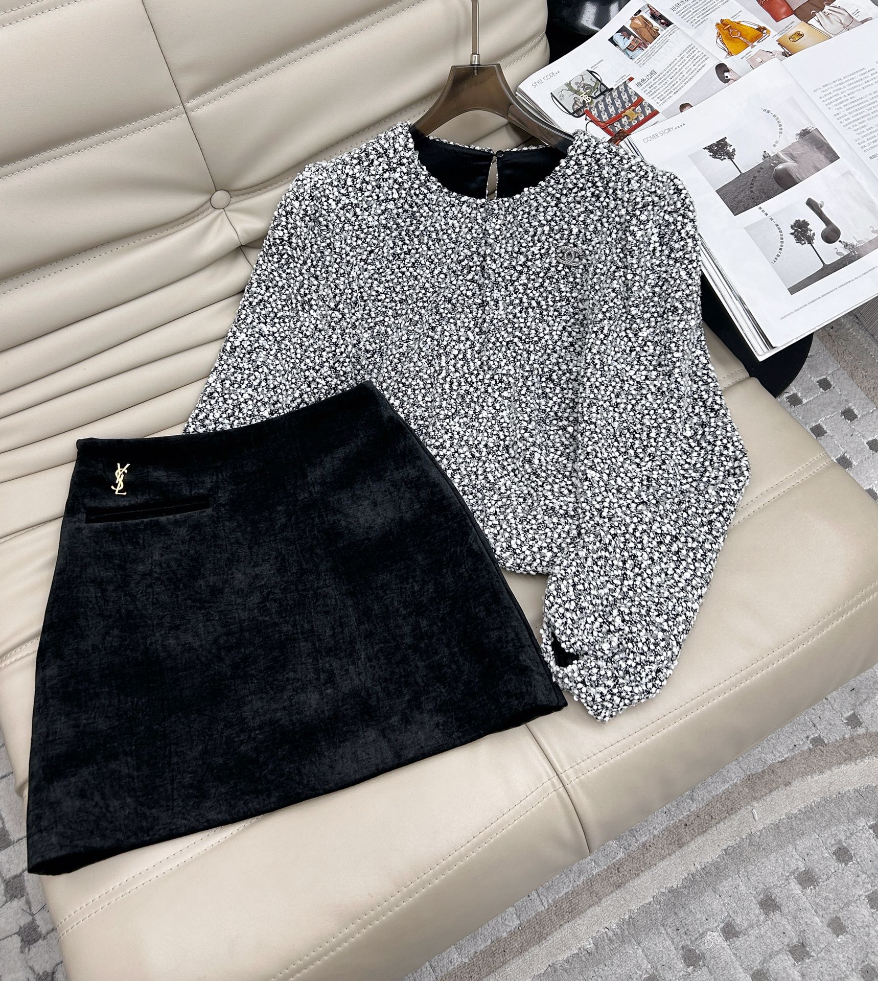 NO:564024,Top, skirt. 25SsYSL black velvet high-waisted skirt. The velvet material feels like the healing feeling of velvet. The high-waisted A-hem skirt has a design style that combines width and narrowness. It is paired with a detachable metal badge. Versatile style. Single color size 3, saint laurent, skirts, alexander wang19860909上衣 半裙.25SsYSL黑色丝绒高腰短裙 丝绒的材质感觉手感是绒绒的治愈感 版型高腰A摆半裙做的是宽窄结合的设计的风格 搭配可拆卸金属小徽章 百搭款 单色3码,,saint laurent,skirts,alexander wang,Women's clothing