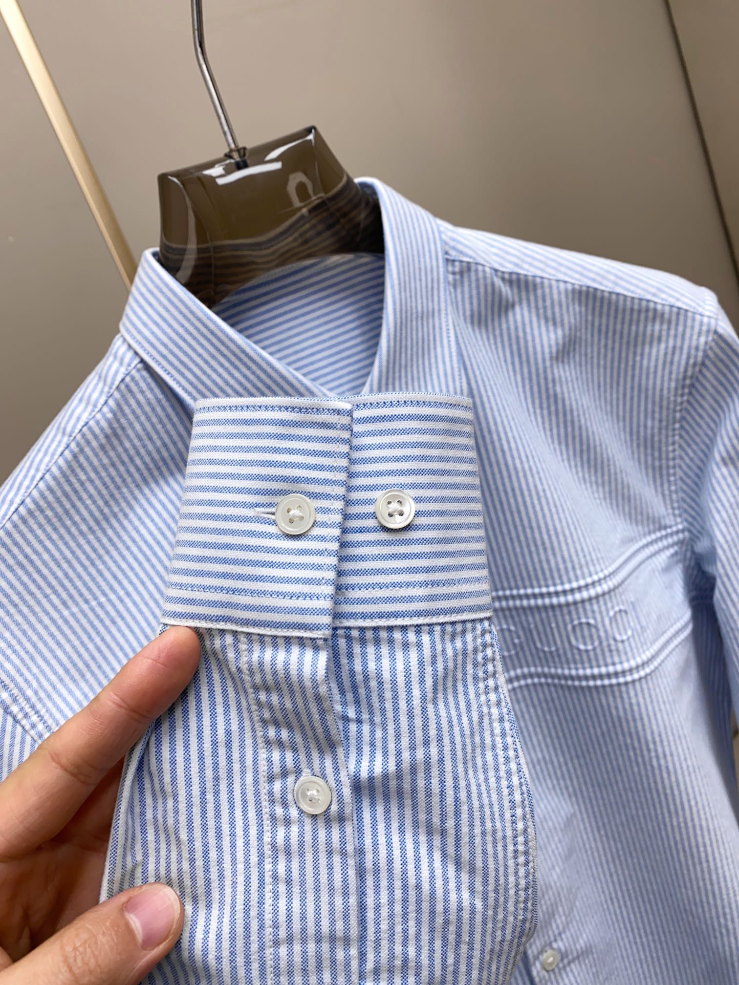 Gucci 25SS新品 时尚简约长袖衬衫，融入现代审美与经典设计的典范之作。这款轻盈的珠地棉质衬衣，以