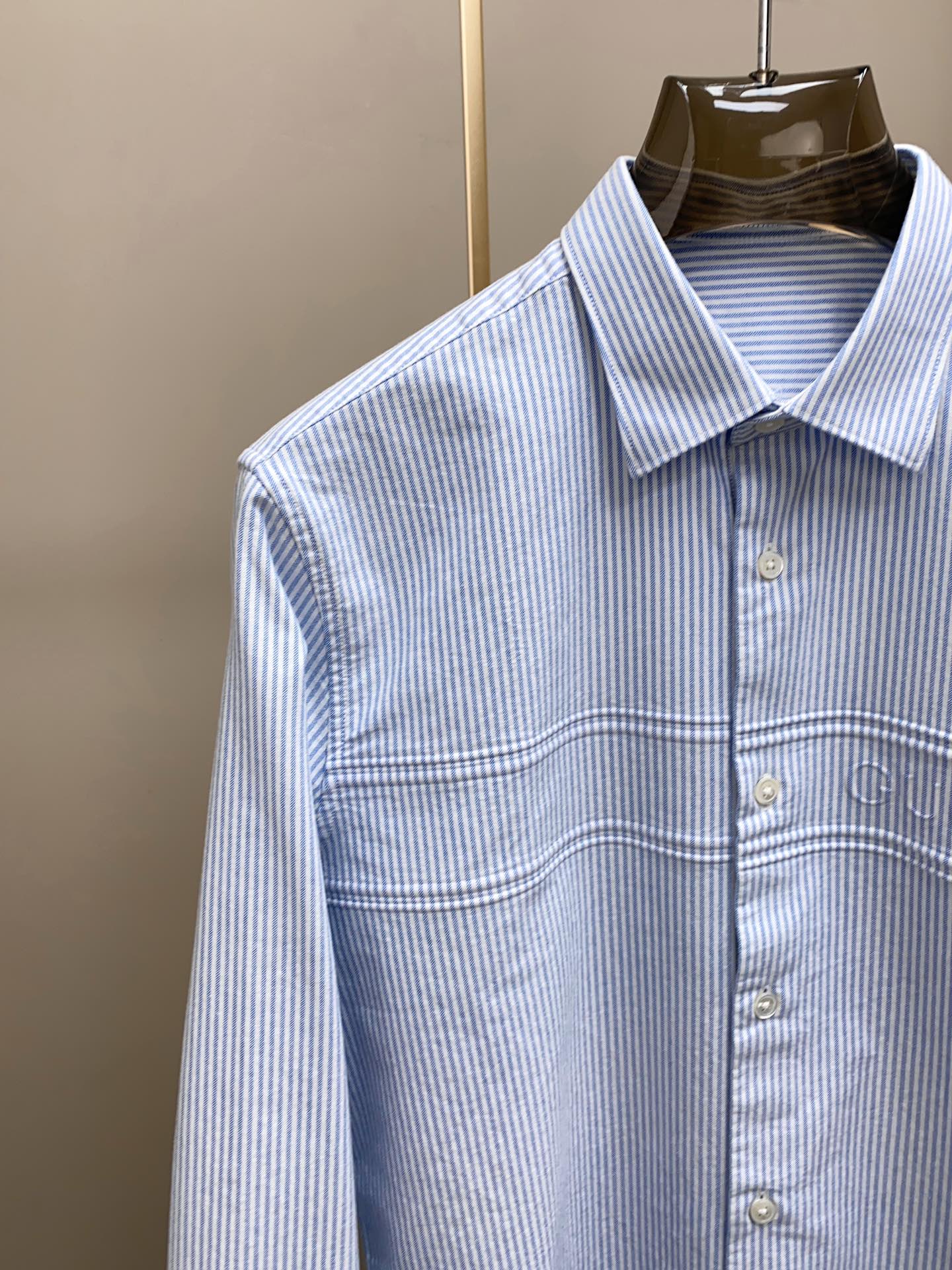 Gucci 25SS新品 时尚简约长袖衬衫，融入现代审美与经典设计的典范之作。这款轻盈的珠地棉质衬衣，以