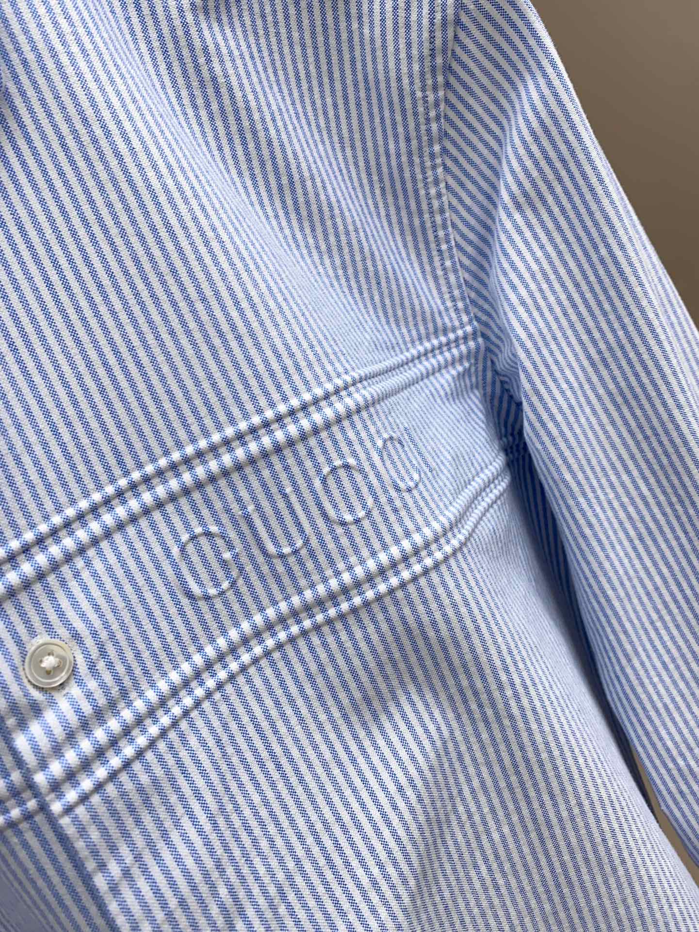 Gucci 25SS新品 时尚简约长袖衬衫，融入现代审美与经典设计的典范之作。这款轻盈的珠地棉质衬衣，以