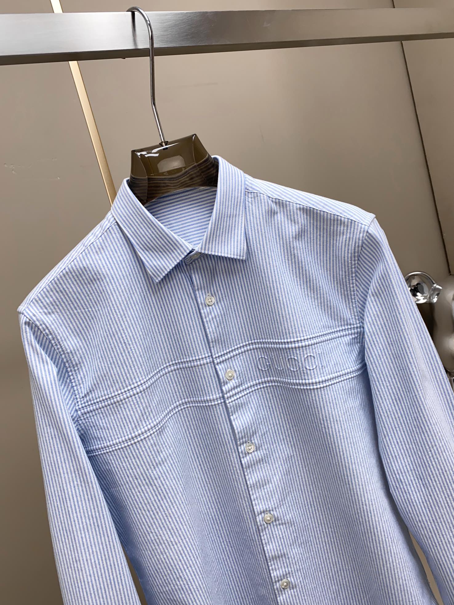 Gucci 25SS新品 时尚简约长袖衬衫，融入现代审美与经典设计的典范之作。这款轻盈的珠地棉质衬衣，以