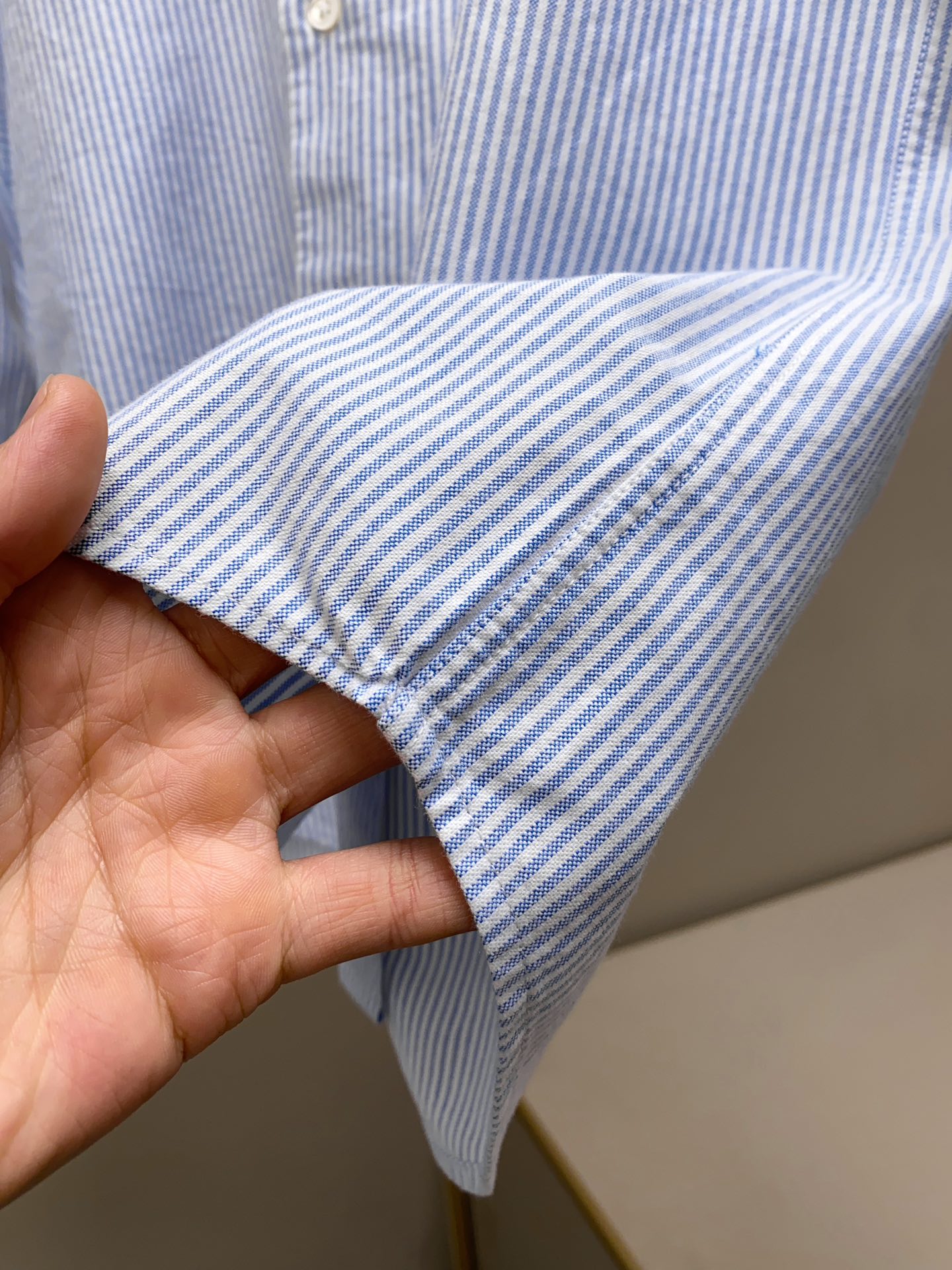 Gucci 25SS新品 时尚简约长袖衬衫，融入现代审美与经典设计的典范之作。这款轻盈的珠地棉质衬衣，以