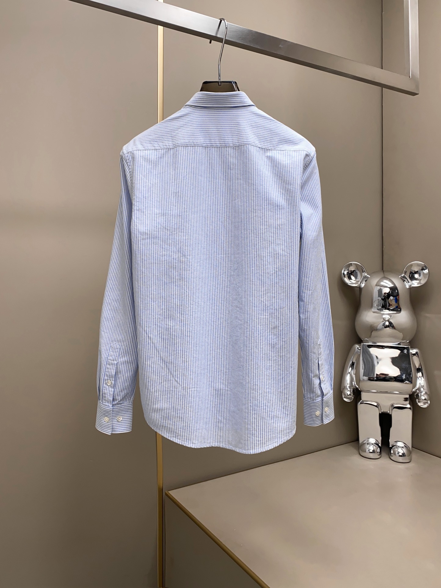 Gucci 25SS新品 时尚简约长袖衬衫，融入现代审美与经典设计的典范之作。这款轻盈的珠地棉质衬衣，以