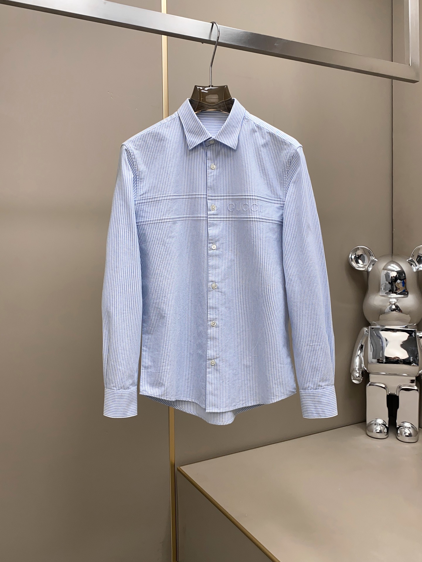 Gucci 25SS新品 时尚简约长袖衬衫，融入现代审美与经典设计的典范之作。这款轻盈的珠地棉质衬衣，以