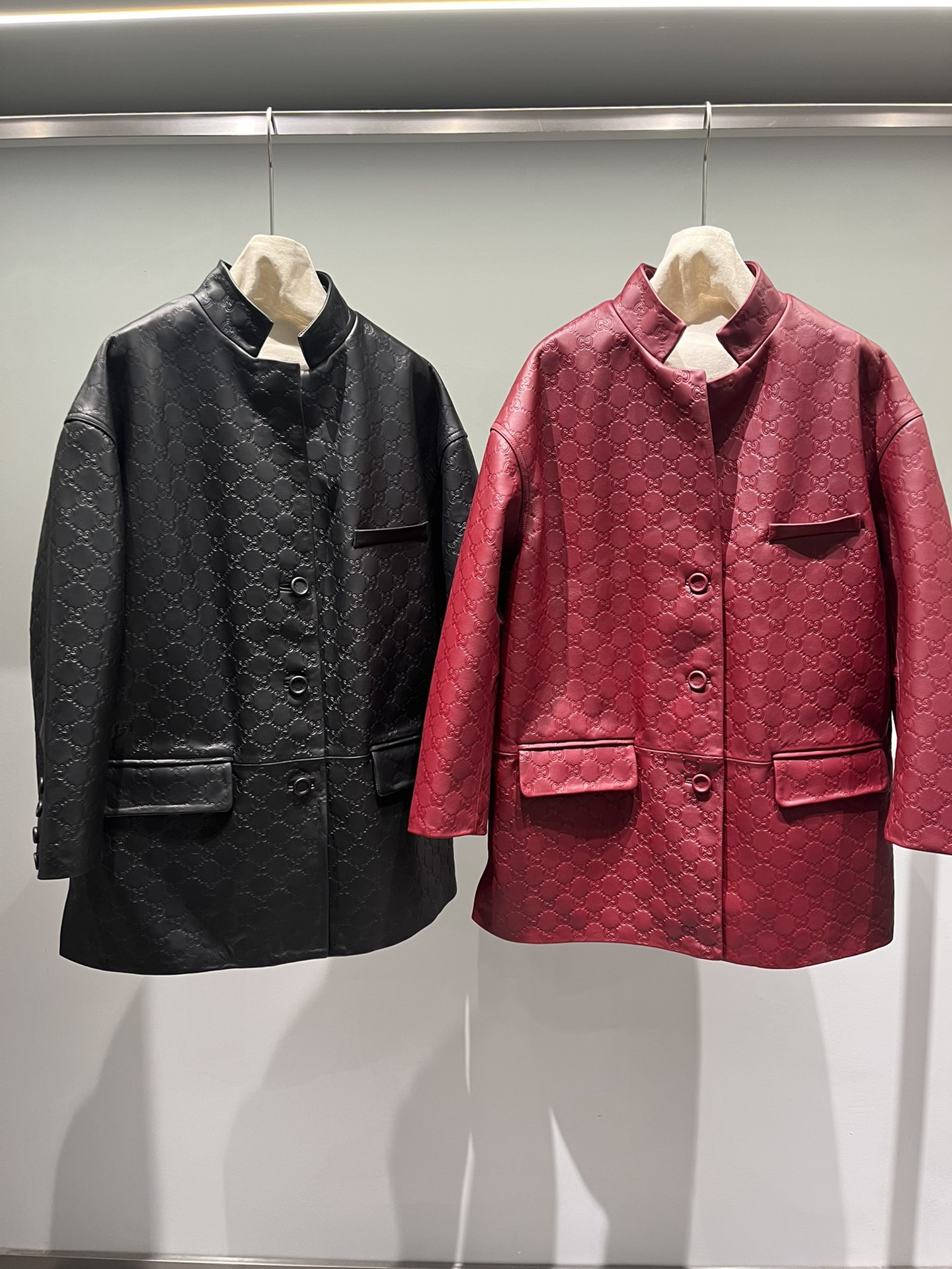 NO:723147,Black and burgundy, wide version, sheepskin embossed jacket, lining with logo, buttons are also customized, very exquisite, Gucci-clothing, gucci, jackets & coats, sheepskin,19860909黑色和酒红两色,阔版,羊皮压印外套,里布带logo,纽扣也是定制,非常精致,古驰-服装,gucci,jackets & coats,sheepskin,,Women's clothing