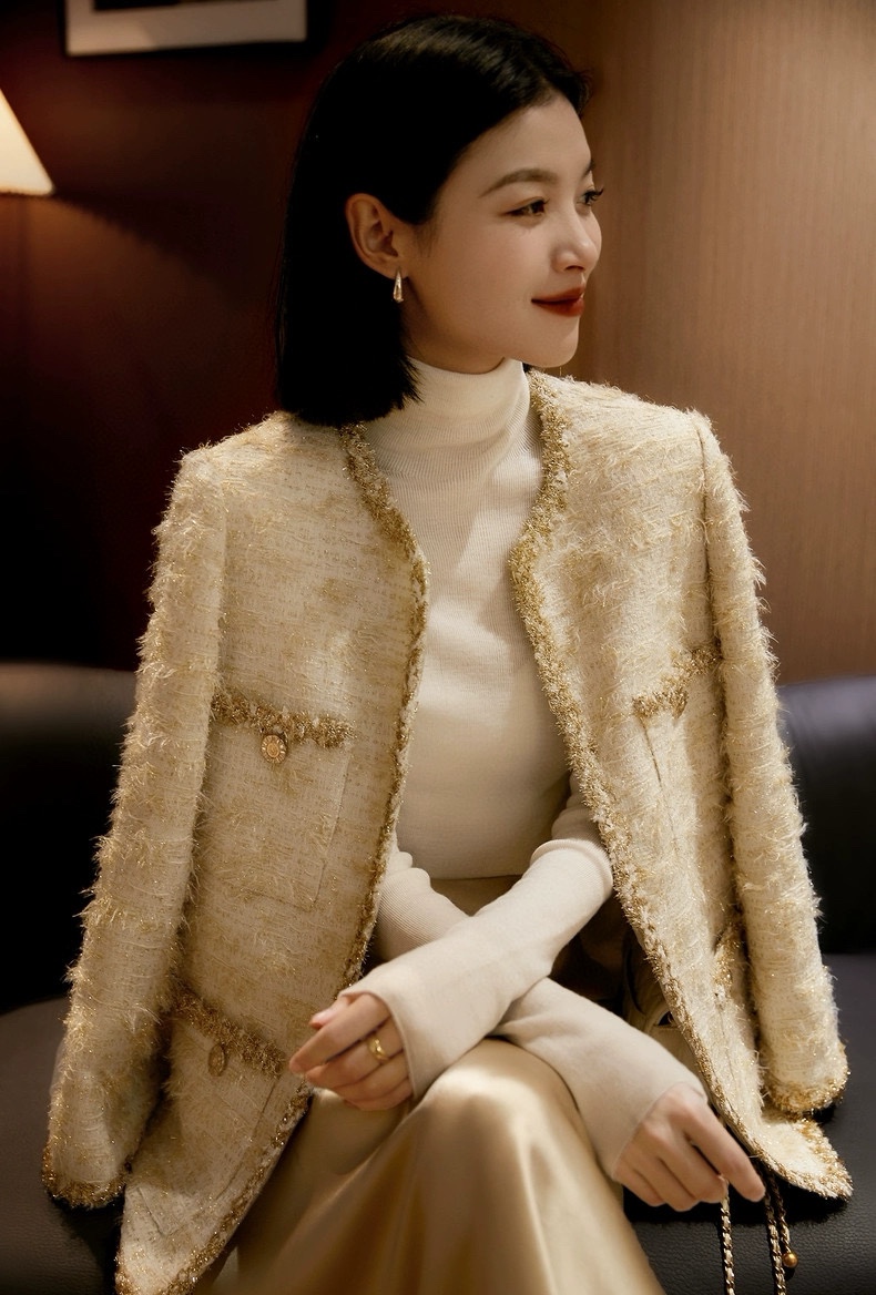 NO:586570,Model No. G24120645 CHANE* Winter new high-end customization. The inner filling is made of high-quality white goose down, and it has a ladylike gold-woven tweed beard design and a thickened and warm little fragrant style jacket!  (M size bust 102, sleeve length 58, dress length 66) hair,,chanel,jackets & coats,alexander wang19860909款号G24120645 CHANE*冬季新款高端定制 内里填充采用优质白鹅绒填充、气质名媛风金丝编织粗花呢毛须设计加厚保暖小香风外套！（M码胸围102,袖长58,衣长66）发,,chanel,jackets & coats,alexander wang,Women's clothing