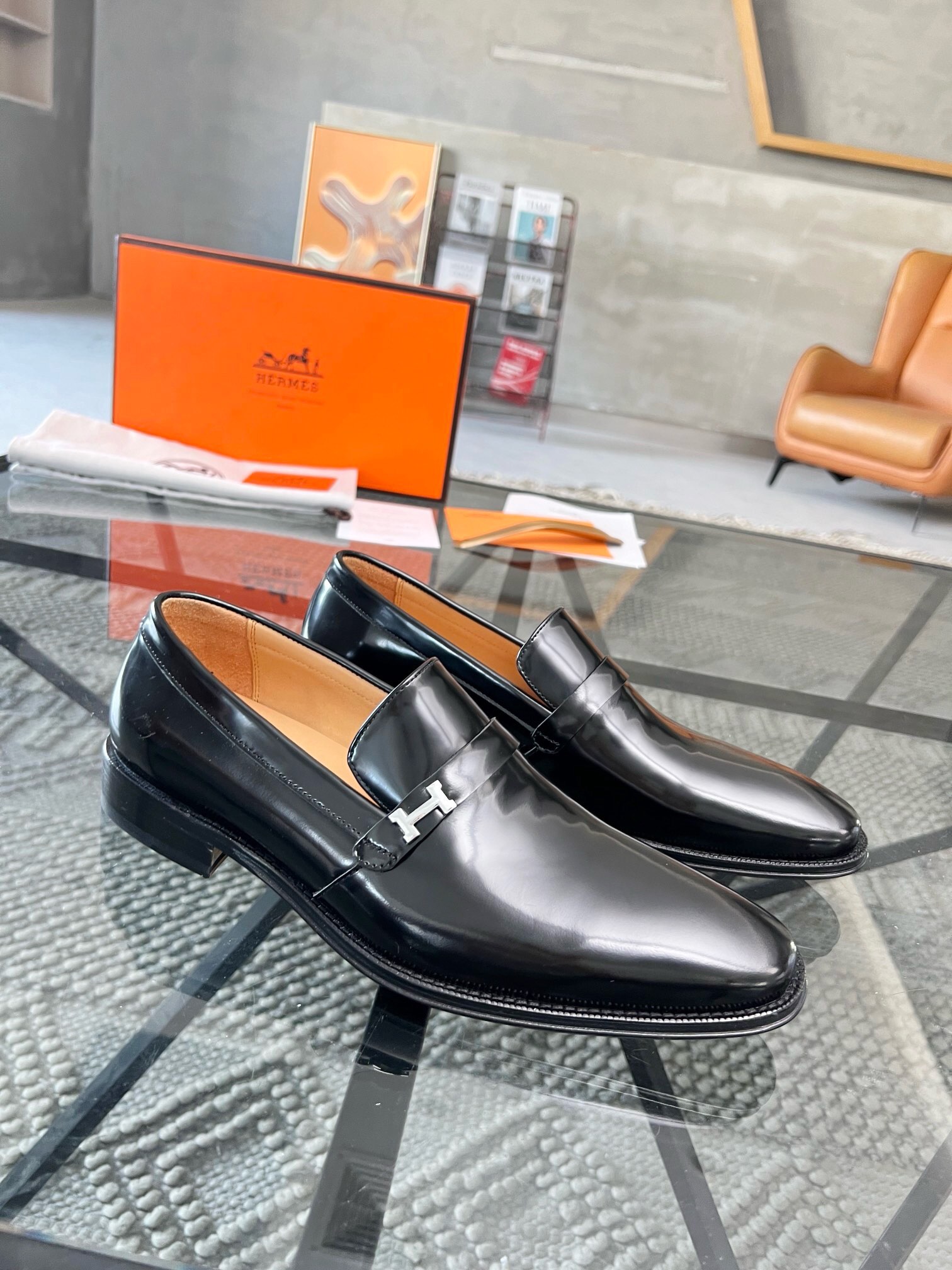 NO:221180,Brand HERMES original color matching, size 39-44 customized 38.45.46 Price Material new style of Hermes leather shoes ultra high quality luxury material selection upper is made of imported original cowhide   cowhide inner pure handmade for comfortable wearing experience only (genuine leather sole), Hermes leather shoes, hermes, hermes, cowhide, Leather soles19860909品牌HERMES 颜色原版配色 码数39-44订做38.45.46 价格 材质爱马仕新款 皮鞋超高品质奢华选材鞋面采用进口原版牛皮 牛皮内里纯手工打造只为舒适的穿着体验原版（真皮大底）,爱马仕 皮鞋,hermes,hermes,cowhide,Leather soles,Men's shoes