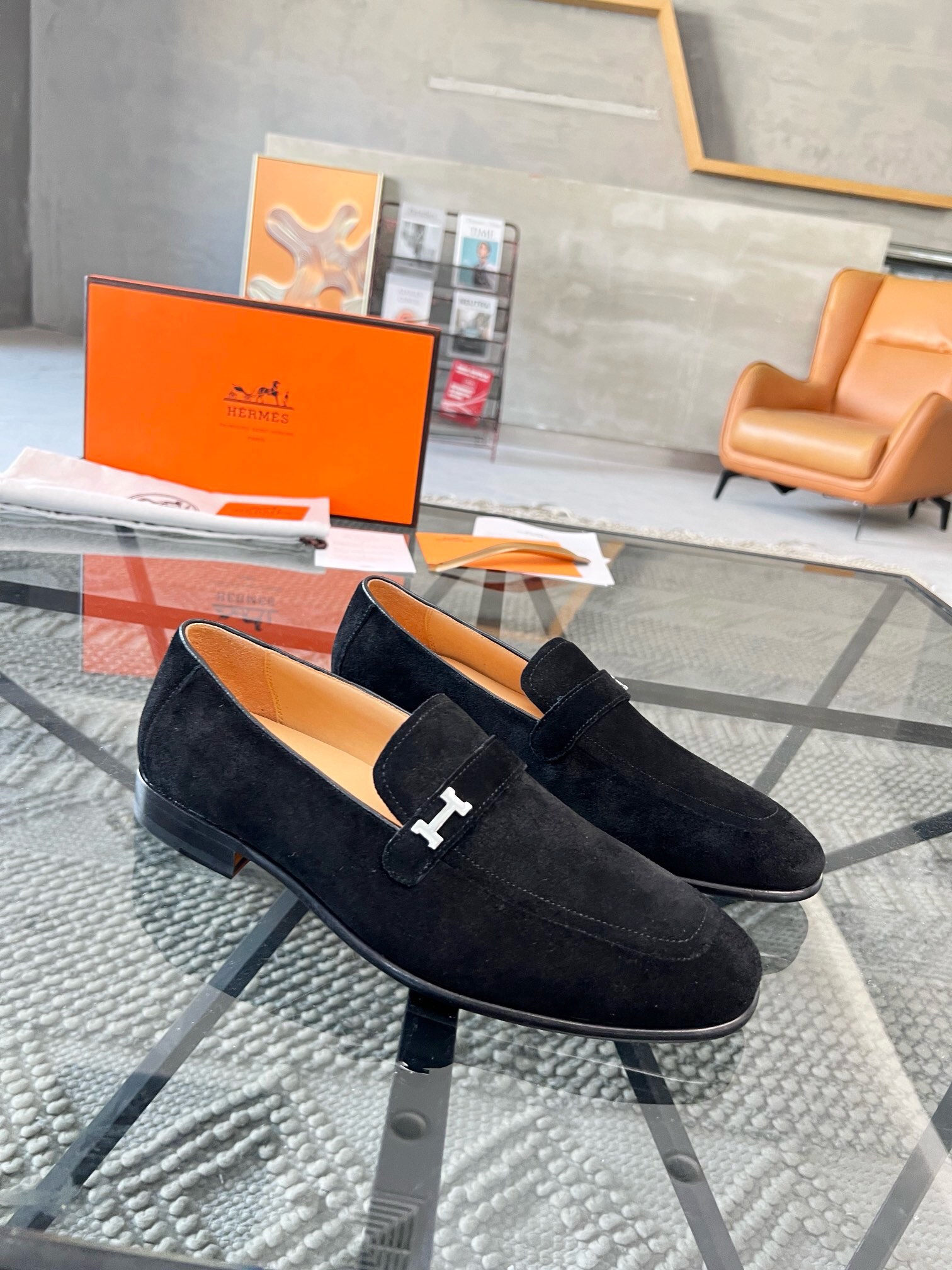 NO:221183,Brand HERMES Color Original Color Number 39-44 Customized 38.45 Price Material Hermes New Leather Shoes Super High Quality Luxury Material Selection Uppers are made of imported original cowhide   cowhide inner pure handmade for comfortable wearing experience. Original (real leather sole), Hermes Leather Shoes, hermes, hermes, cowhide, Leather Soles19860909品牌HERMES 颜色原版配色 码数39-44订做38.45 价格 材质爱马仕新款 皮鞋超高品质奢华选材鞋面采用进口原版牛皮 牛皮内里纯手工打造只为舒适的穿着体验原版（真皮大底）,爱马仕 皮鞋,hermes,hermes,cowhide,Leather soles,Men's shoes