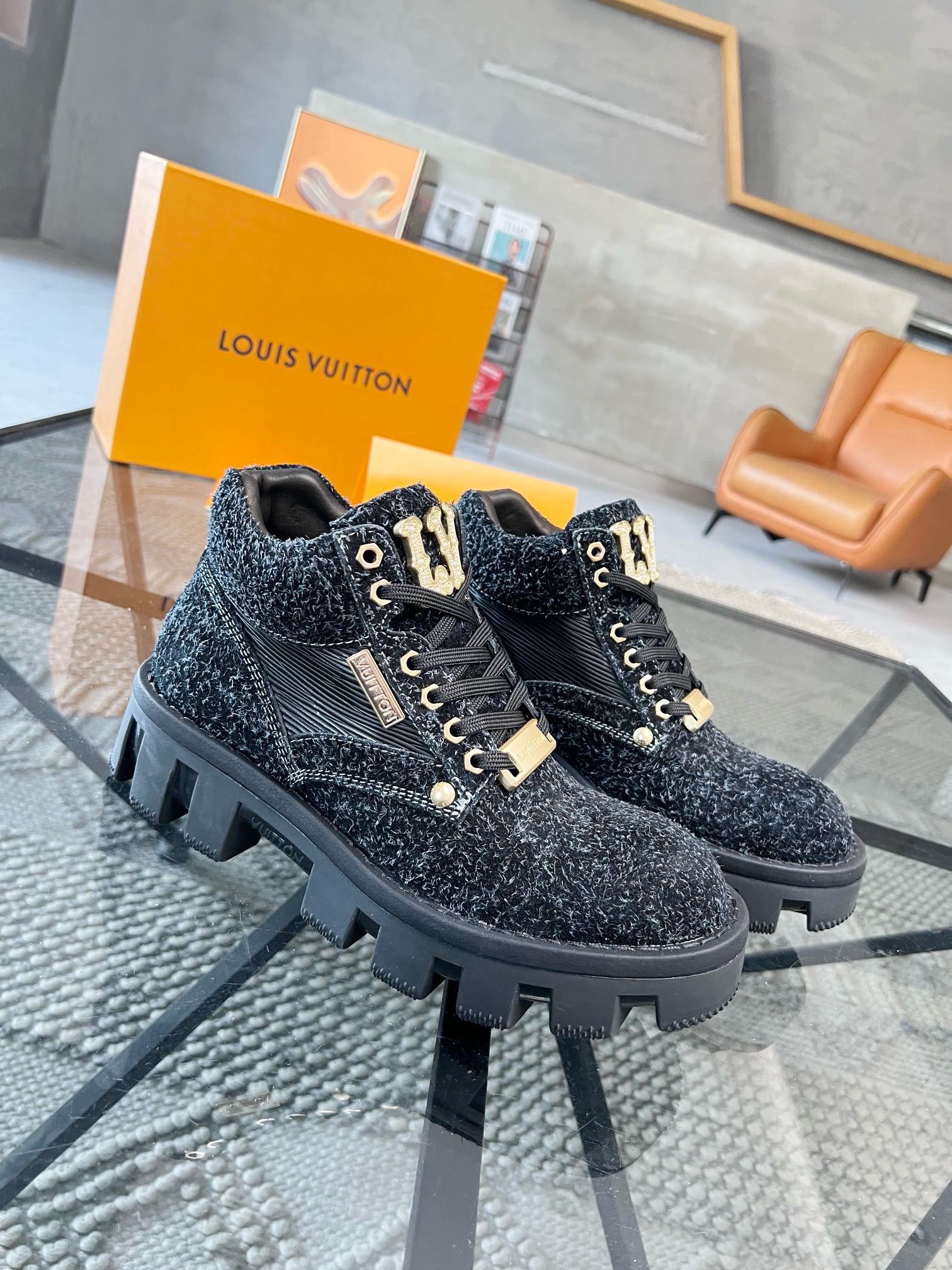 NO:220182,Brand LOUIS VUITTON original color matching Size 39-44 Custom made 38.45. Price Material Louis Vuitton new luxury men's high-top Oberkampf ankle boots, blending calfskin and soft Monogram fabric lined collar, recreating hiking boot design in autumn and winter, paired with a sturdy and lightweight tread rubber outsole and L. letter hot stamping. Original independent latex insole, hidden side at the lace-up, tongue with L letter label, original sole perfect wrap., LV high top, louis vuitton, louis vuitton, louis vuitton, louis vuitton, boots, cowhide19860909品牌LOUIS VUITTON 颜色原版配色 码数39-44定做38.45. 价格 材质路易威登新款奢品男士高帮Oberkampf 及踝靴,融合小牛皮和柔软 Monogram 织物加衬鞋领,于 秋冬再现登山靴设计,搭配坚固轻巧的胎面橡胶外底和 L. 字母烫印.原版独立乳胶鞋垫,系带处隐藏鞋边,鞋舌饰有L字母标签,原版鞋底 完美包裹.,LV 高帮,louis vuitton,louis vuitton,louis vuitton,boots,cowhide,Men's shoes