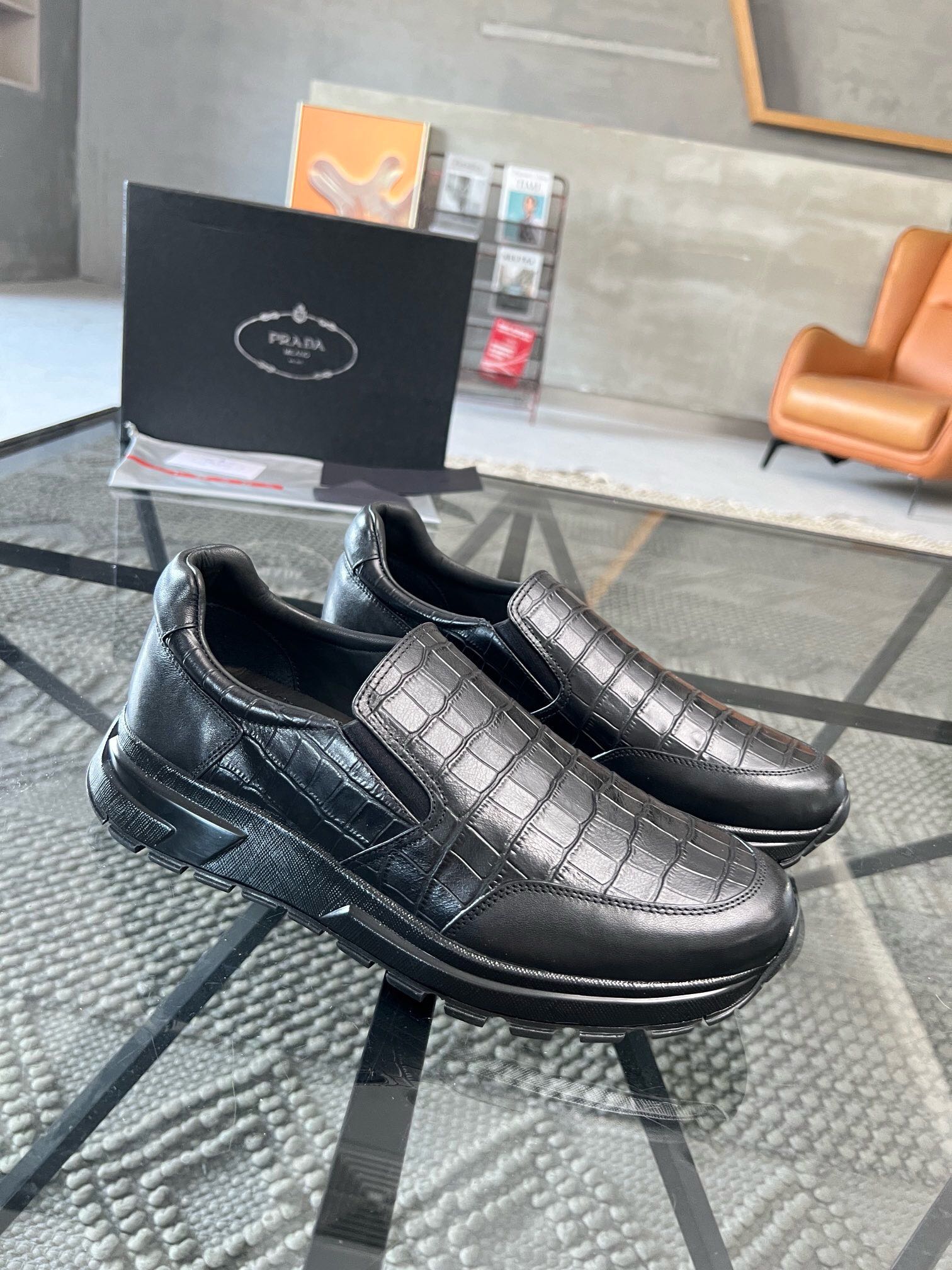 NO:221055,Brand P R A D A Color Original Color Pair Number 39-44 Customized 38.45 Price Material Prada New Product Original Single-Custom Low-top Casual Sports Shoes!  The upper is made of original soft cowhide with Prada logo cowhide inner lining. The original molded outsole of cowhide is made of high quality, worth owning. Prada, prada, sneakers, cowhide19860909品牌P R A D A 颜色原版配色 码数39-44定做38.45 价格 材质普拉达新品原单货低帮休闲运动鞋！鞋面采用原版柔软牛皮搭配普拉达标识牛皮内里 牛皮垫脚原版开模大底、高品质值得拥有,普拉达,prada,sneakers,cowhide,Men's shoes