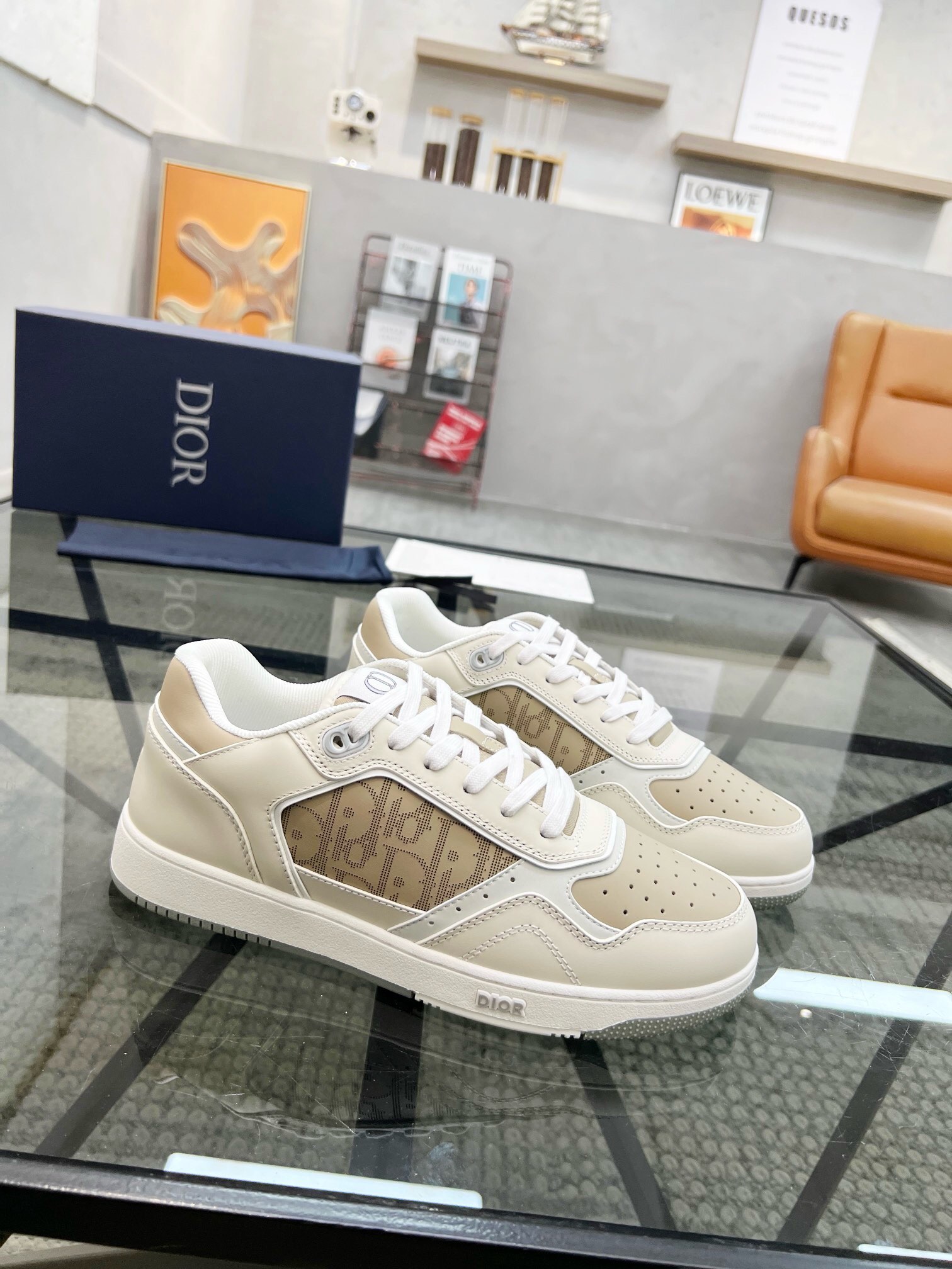 NO:221632,Brand DIOR color original color matching, 35-47 couple models, price, material, new autumn and winter joint-branded men's casual shoes!  D-home men's boots combine exquisite craftsmanship and elegant temperament, making them an ideal item for creating casual styles, printed splicing. The boots are decorated with decorative laces, durable rubber concave soles, reinforced heels and toe, and the sides are decorated with Dior AND SHAWN logo patches!  A must-have item for autumn and winter, buy fashionable essence quickly!  ,Dior casual shoes,dior,dior,dior,boots19860909品牌DIOR 颜色原版配色 码数35-47情侣款 价格 材质迪奥B27专柜新品秋冬联名款男士休闲鞋！D家男装靴子将精湛工艺与优雅气质合二为一,是打造休闲造型的理想单品,印花拼接.靴子采用装饰性鞋带,采用耐穿的橡胶凹凸鞋底及加强型鞋跟和鞋头,侧面饰以 Dior AND SHAWN 标志补丁装饰！秋冬必备单品,时髦精快快入手吧！,Dior休闲鞋,dior,dior,dior,boots,Men's shoes