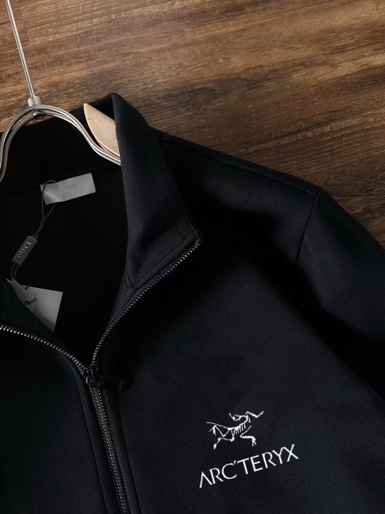 ARCTERYX Winter Fashion Tracksuit: Warm Fleece Lining, Modern Urban Style 6 i1733493667 4863 4