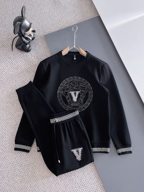 Ensemble de survêtement Versace noir avec logo emblématique et finitions grecques 1 Ensemble de survêtement Versace noir avec logo emblématique et finitions grecques