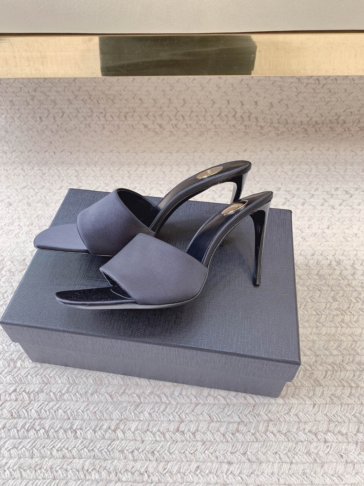 NO:928327,SAIN* LAUREN*SSSS25 new fish mouth slippers, original last, top quality material, imported sheepskin lining for feet, genuine leather outsole, heel height 10.5cm, size 35-39 (34, 40, 41, 42 customized, non-returnable and non-exchangeable), high heels, saint laurent, high heels, slippers, sheepskin, Leather soles19860909SAIN* LAUREN*SSSS25新款鱼嘴拖鞋 原版套楦 顶级品质 材质 垫脚进口羊皮里 大底真皮大底 跟高10.5cm 码数35-39（34、40、41、42定做不退不换）,高跟鞋,saint laurent,high heels,slippers,sheepskin,Leather soles,Women's Shoes
