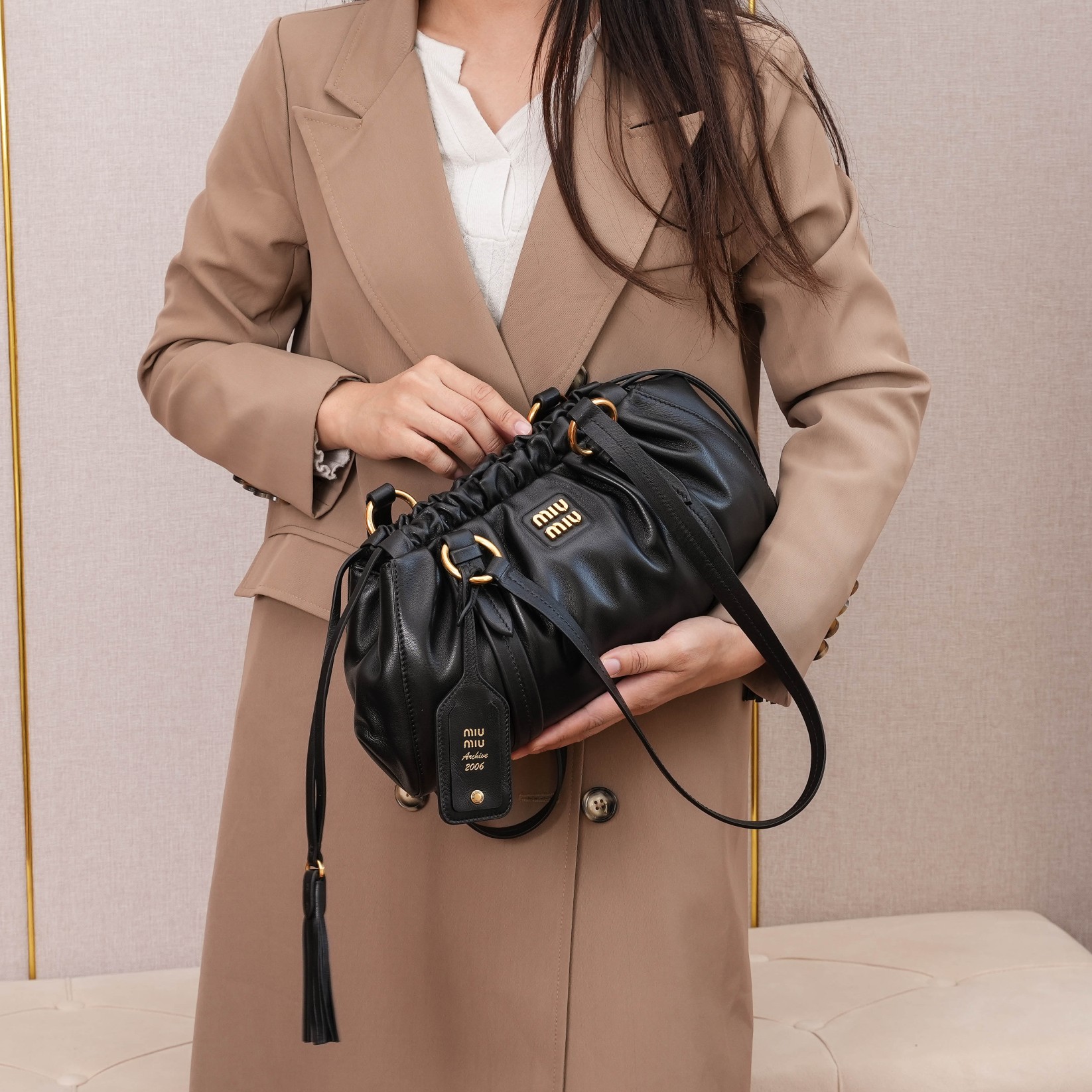 NO:204348,5BG306 (for the side of the slant oil side shipment) upper body effect reference, MIUMIU, miumiu198609095BG306（对版斜口油边出货） 上身效果参考,MIUMIU,miumiu,Bag