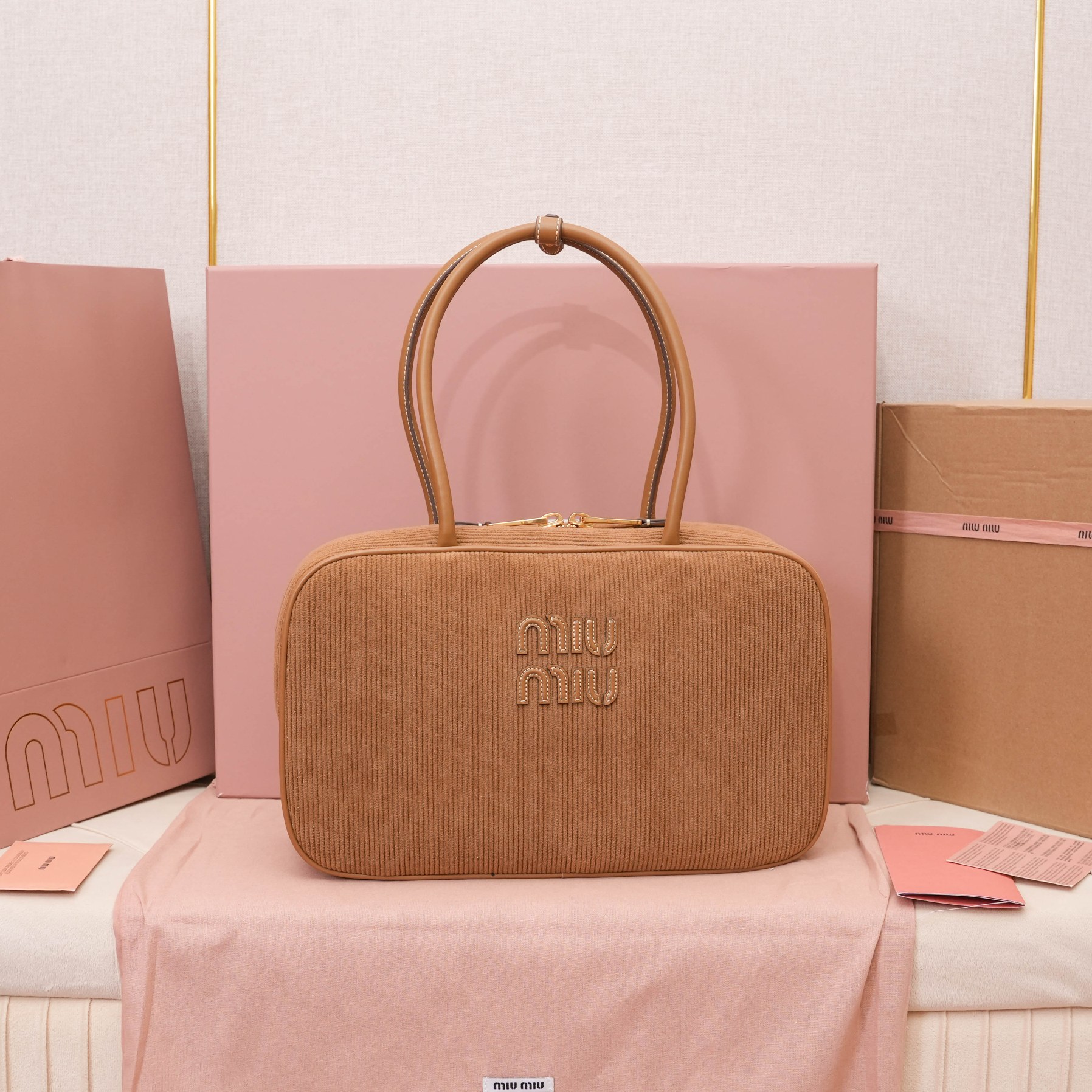 NO:584449,5BB117MiuMiu new corduroy briefcase, a complete fusion of fashion and classic, exquisite and casual, corduroy fabric with calfskin, soft and durable, lighter and more versatile than the all-leather model, both appearance and practicality are amazing, third generation long handle design  Easy to carry on the shoulder, the large design has sufficient capacity and can easily hold various necessities. It is a perfect choice whether for work or travel. The new canvas lining is more beautiful and durable. Size 34X23X12cm (with original packaging), MIUMIU, miumiu, cowhide198609095BB117MiuMiu新品灯芯绒公文包,时尚与经典的完全融合,精致随性慵懒,灯芯绒面料搭配小牛皮,质感柔软且耐用,比起全皮款更加轻便且颜色也更百搭,无论外观还是实用性都让人惊叹,三代长手柄设计方便肩背,大号设计容量充足,可轻松装下各种必需品,无论上班还是出游,它都是完美的选择,全新的帆布衬里更美观耐用,尺寸34X23X12cm（配原版包装）,MIUMIU,miumiu,cowhide,Bag