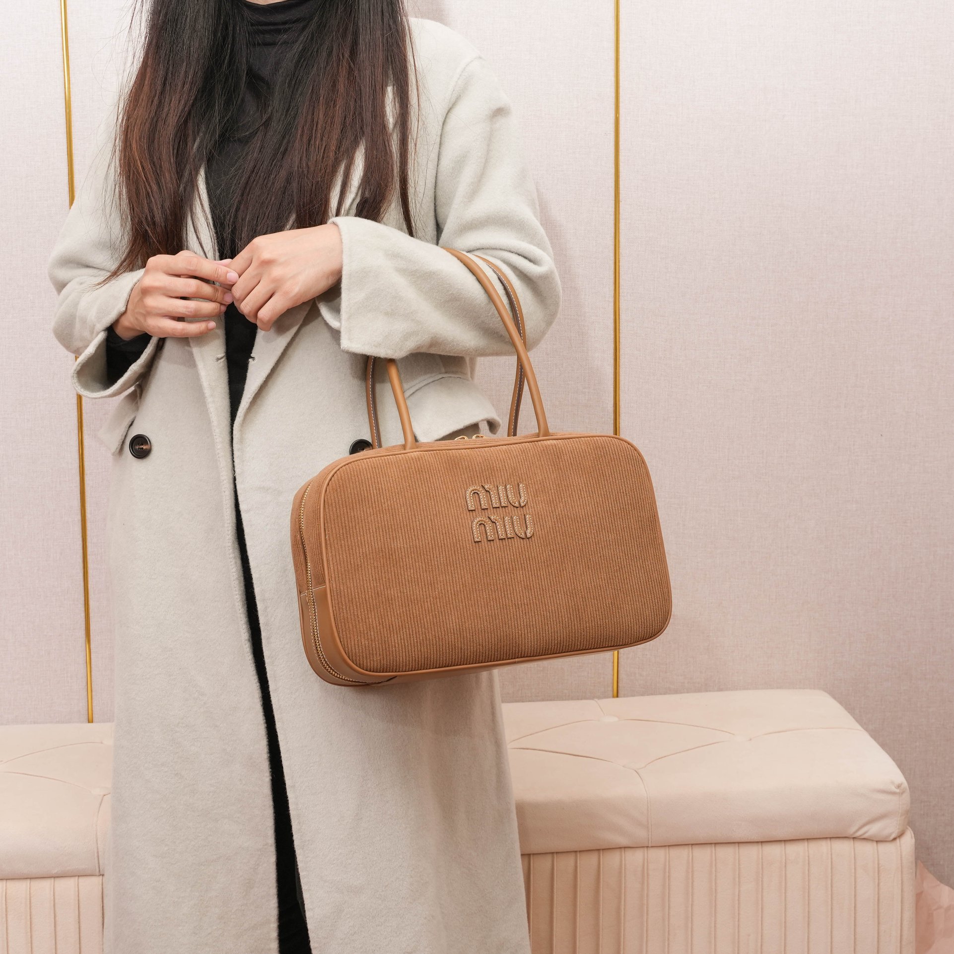 NO:584457,5BB117MiuMiu new corduroy briefcase cinnamon brown upper body effect reference, MIUMIU, miumiu198609095BB117MiuMiu新品灯芯绒公文包 肉桂棕色 上身效果参考,MIUMIU,miumiu,Bag