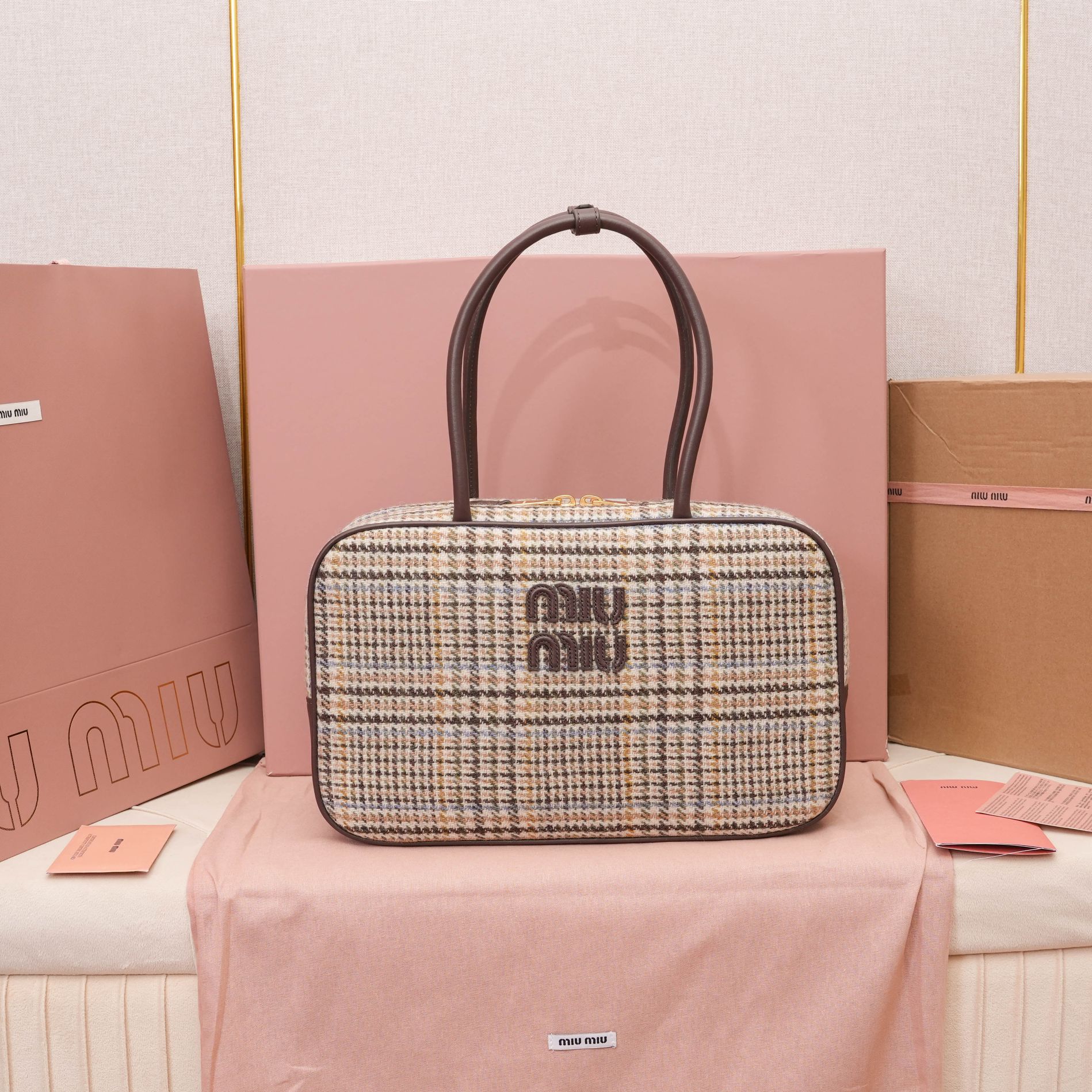 NO:581794,5BB117MiuMiu's new houndstooth briefcase is a complete fusion of fashion and classic. It has to be the next big hit. Wool fabric and calfskin are soft and durable. It is lighter and more versatile than the all-leather model. It is amazing in both appearance and practicality. The third generation long handle  The design is easy to carry on the shoulder. The large size design has sufficient capacity and can easily hold various necessities. It is a perfect choice whether for work or travel. The new satin lining is more beautiful and durable. Size 34X23X12cm (with original packaging), MIUMIU, miumiu, cowhide198609095BB117MiuMiu新品千鸟格公文包,时尚与经典的完全融合,下一个大爆款非它莫属,羊毛面料搭配小牛皮,质感柔软且耐用,比起全皮款更加轻便且颜色也更百搭,无论外观还是实用性都让人惊叹,三代长手柄设计方便肩背,大号设计容量充足,可轻松装下各种必需品,无论上班还是出游,它都是完美的选择,全新的绵缎衬里更美观耐用,尺寸34X23X12cm（配原版包装）,MIUMIU,miumiu,cowhide,Bag