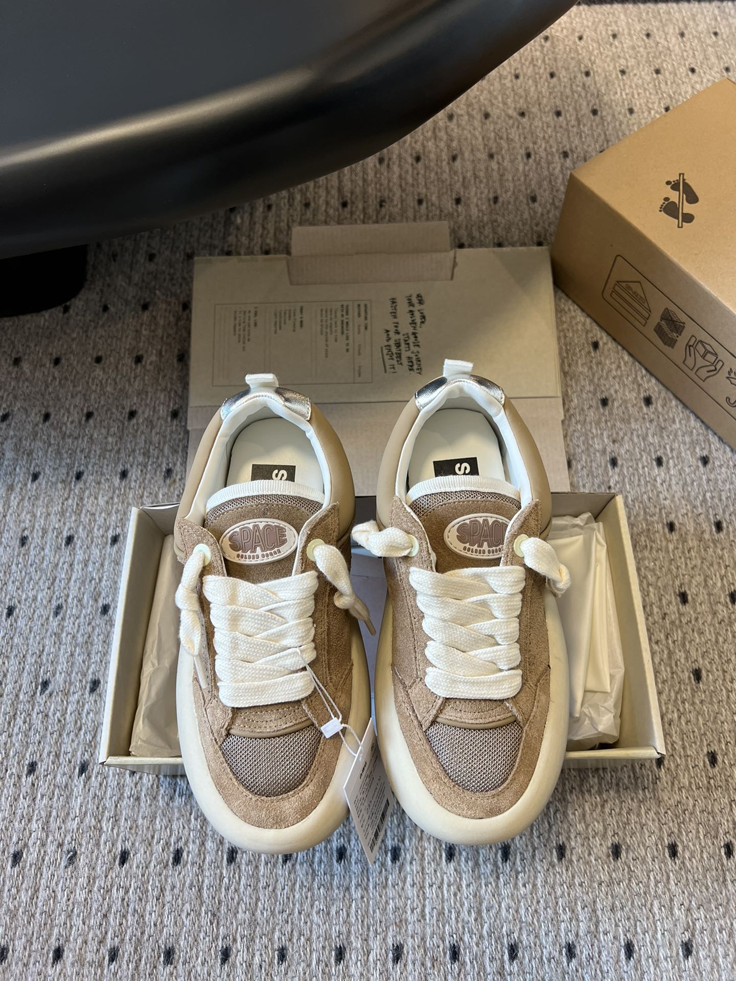 NO:174395,GGDB autumn and winter new bread sneakers Golden Goose Deluxe Brand Super-STAR ggdb Star small dirty shoes, which are more popular than white shoes, breaking the traditional aesthetics, and the small dirty shoes are done!  Celebrity private server demonstration is so versatile!  No need to worry about washing shoes anymore!  The upper cowhide, inner cowhide, the sole is hand-polished by old craftsmen, and even the sole is unruly dirty. The edge-packed sole is combined and shipped at high standards!  Size Women 35-40 (40 custom made without return), casual shoes/sports shoes, sneakers, cowhide19860909GGDB秋冬新款面包运动鞋 Golden Goose Deluxe Brand Super-STAR ggdb 星星小脏鞋 ,火红程度比小白鞋还要早,打破传统审美,小脏鞋做到了！明星私服上脚示范 就是这么百搭 ！再也不用担心洗鞋的问题啦！ 鞋面牛皮 内里牛皮里 大底老工匠手工打磨,就连鞋底也是不羁的脏,包边组合大底,高标准出货！ Size 女35-40（40定制不退换）,休闲鞋/运动鞋,sneakers,cowhide,Women's Shoes