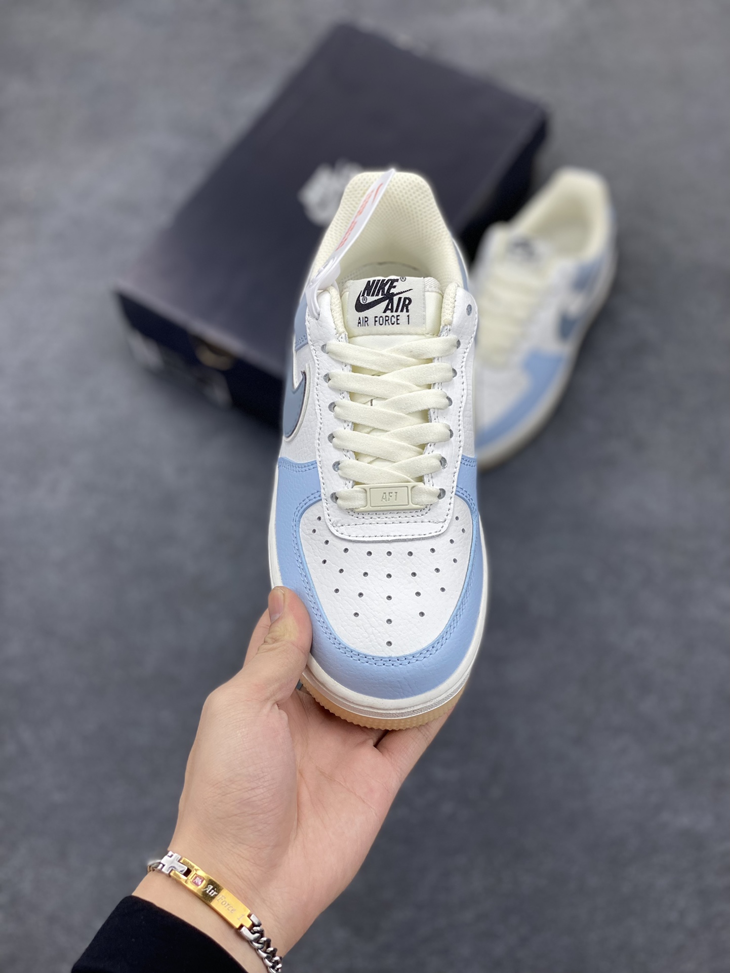 图片[2]-福利特价  NIke Air Force 1 \’07 浅蓝灰 空军一号低帮休闲板鞋 原楦头原纸板 纯正空军版型 定制鞋盒 全掌内置全掌气垫 原厂中底钢印 拉帮完美 货号：AA1366-401 尺码：36 36.5 37.5 38 38.5 39 40 40.5 41 42 42.5 43 44 44.5 45-选品中心