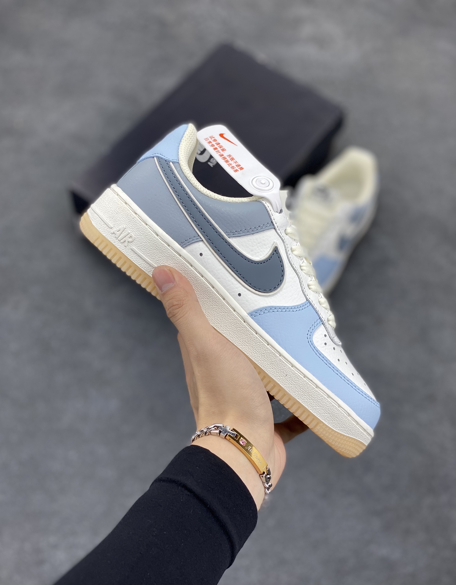 福利特价  NIke Air Force 1 \'07 浅蓝灰 空军一号低帮休闲板鞋 原楦头原纸板 纯正空军版型 定制鞋盒 全掌内置全掌气垫 原厂中底钢印 拉帮完美 货号：AA1366-401 尺码：36 36.5 37.5 38 38.5 39 40 40.5 41 42 42.5 43 44 44.5 45-选品中心