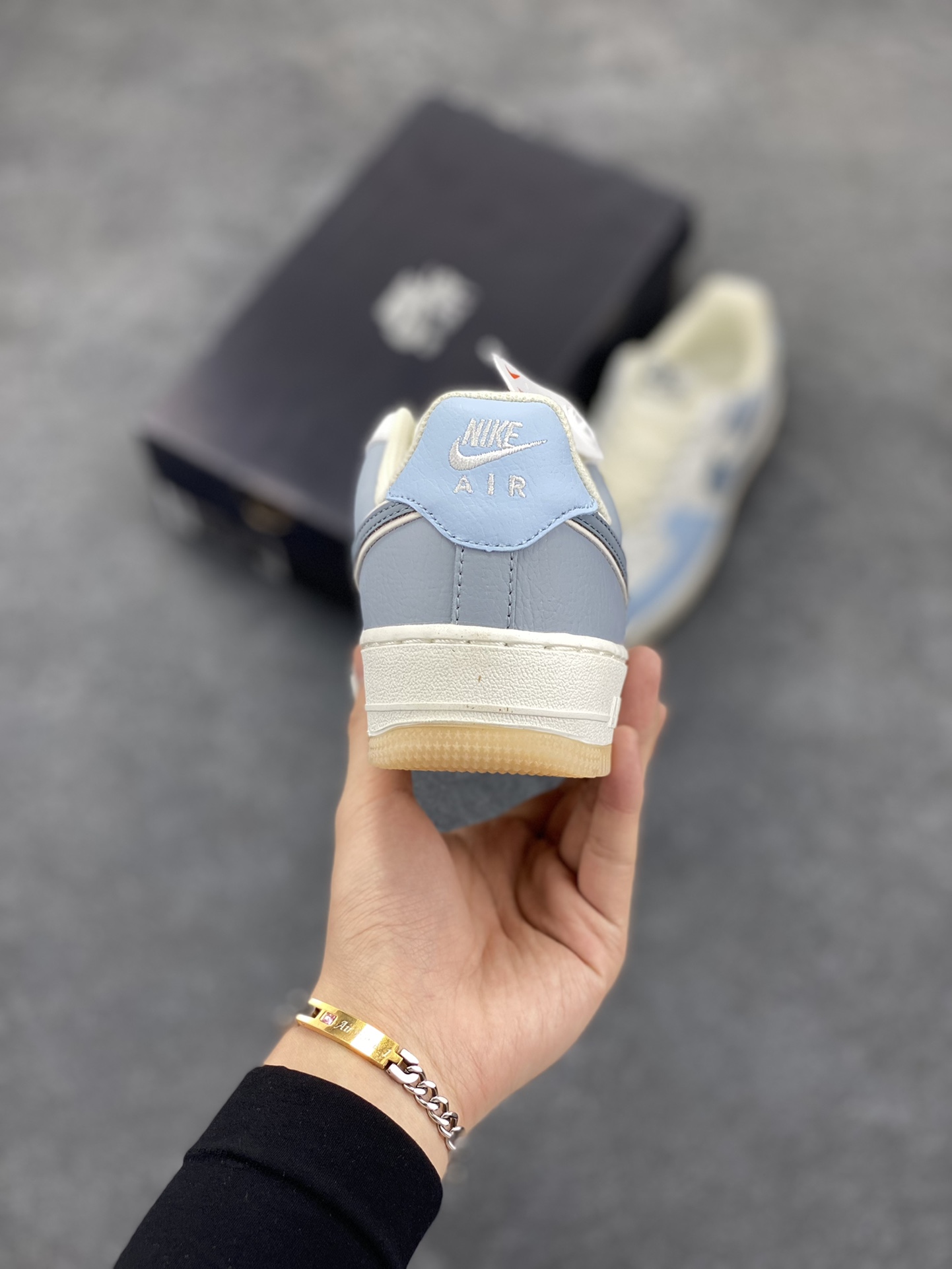 图片[4]-福利特价  NIke Air Force 1 \’07 浅蓝灰 空军一号低帮休闲板鞋 原楦头原纸板 纯正空军版型 定制鞋盒 全掌内置全掌气垫 原厂中底钢印 拉帮完美 货号：AA1366-401 尺码：36 36.5 37.5 38 38.5 39 40 40.5 41 42 42.5 43 44 44.5 45-选品中心