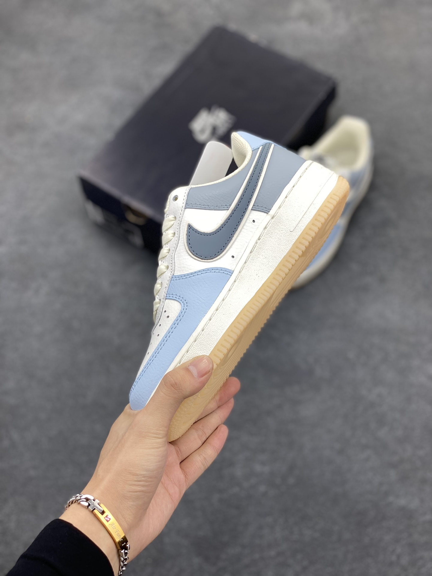 图片[3]-福利特价  NIke Air Force 1 \’07 浅蓝灰 空军一号低帮休闲板鞋 原楦头原纸板 纯正空军版型 定制鞋盒 全掌内置全掌气垫 原厂中底钢印 拉帮完美 货号：AA1366-401 尺码：36 36.5 37.5 38 38.5 39 40 40.5 41 42 42.5 43 44 44.5 45-选品中心