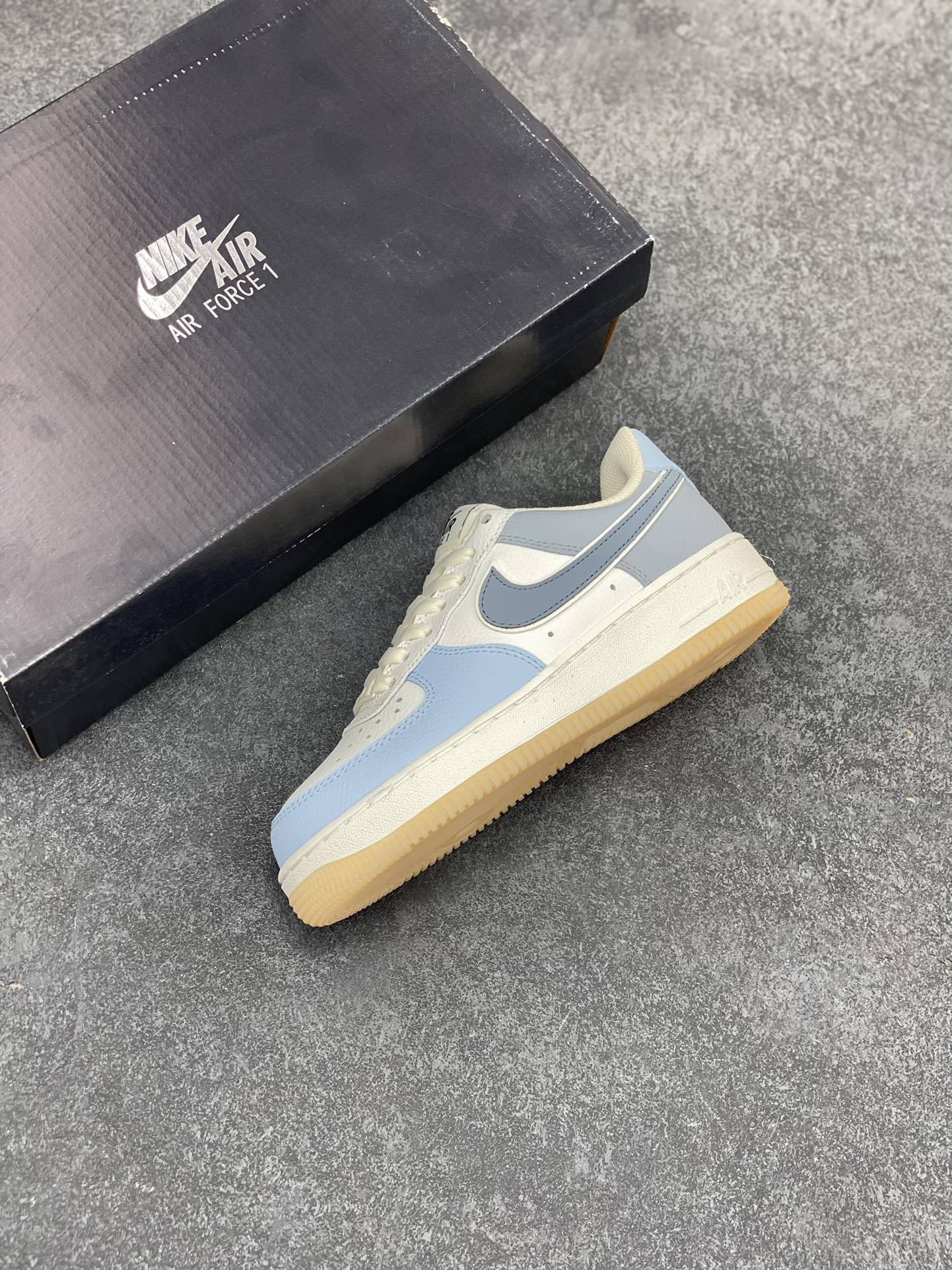 图片[7]-福利特价  NIke Air Force 1 \’07 浅蓝灰 空军一号低帮休闲板鞋 原楦头原纸板 纯正空军版型 定制鞋盒 全掌内置全掌气垫 原厂中底钢印 拉帮完美 货号：AA1366-401 尺码：36 36.5 37.5 38 38.5 39 40 40.5 41 42 42.5 43 44 44.5 45-选品中心