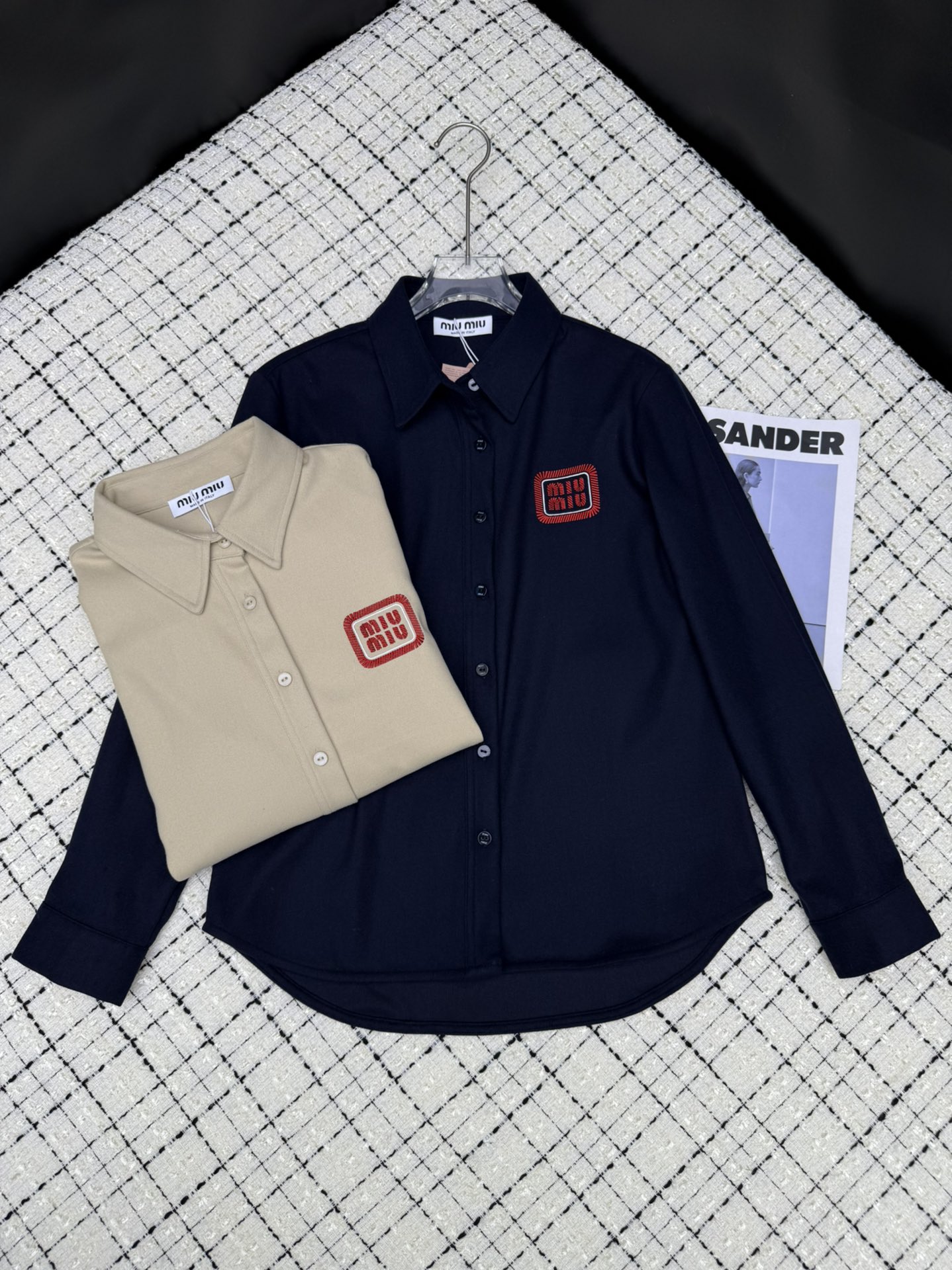 NO:418103,Casual retro Miumi*25 early spring new style, letter logo embroidered decorative shirt jacket, made of very soft wool fabric, comfortable and easy to wear, casual and fashionable, relaxed and comfortable, with a sense of freedom and freedom. It is a single item that will never go wrong no matter how you match it. Two-color SML,,miumiu, jackets & coats,shirts,alexander wang19860909休闲复古 Miumi*25早春新款 字母logo刺绣装饰衬衫小外套 采用非常软糯毛呢面料 舒适好穿 率性时髦 松弛有度 自带洒脱感 属于怎么搭配都不会出错的单品 两色SML,,miumiu,jackets & coats,shirts,alexander wang,Women's clothing