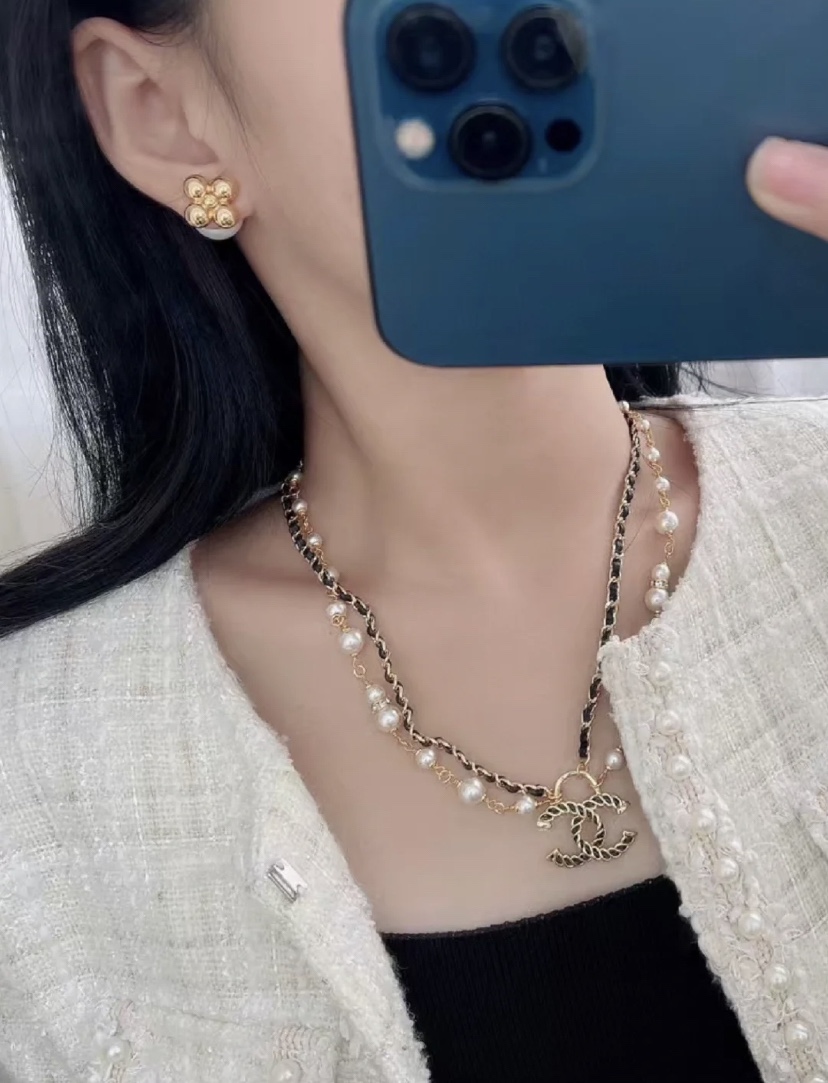  编码N942   
🛍香奈儿项链热销🔥爆上新🆕🆕🆕
😎CHAN 24 黑金穿皮双c双层珍珠项链
🤩皮穿