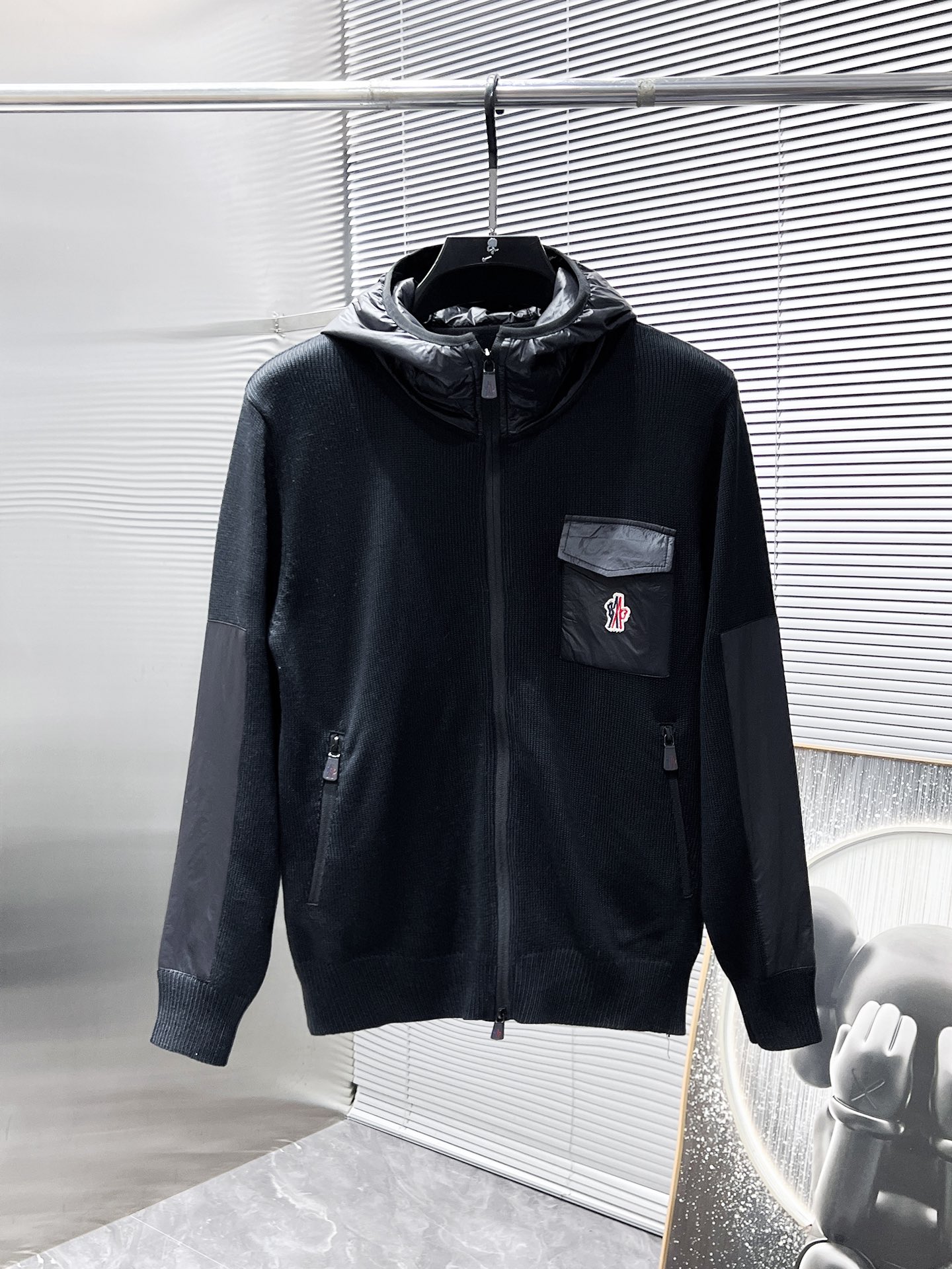 NO:135397,Moncler 2025ss new style wool blend cardigan hooded long sleeve sweater cardigan base shirt, high-end version!  Customized fabrics for counters are breathable and comfortable, with impeccable details, and the brand element design concept reflects high quality. The feel is delicate and soft!  It is casually cut, with a great upper body style!  Code number M-3XL, christian louboutin, Moncler, sweaters, hats, alexander wang19860909蒙口 moncler 2025ss新款 羊毛混纺 开衫 连帽 长袖 毛衣 羊毛衫 打底衫,高端版本！专柜定制面料 透气舒适度高,细节无可挑剔,品牌元素设计理念,体现高品质.手感细腻柔软！呈现休闲裁剪,上身版型超赞！码数M-3XL,,christian louboutin,Moncler,sweaters,hats,alexander wang,Men's clothing