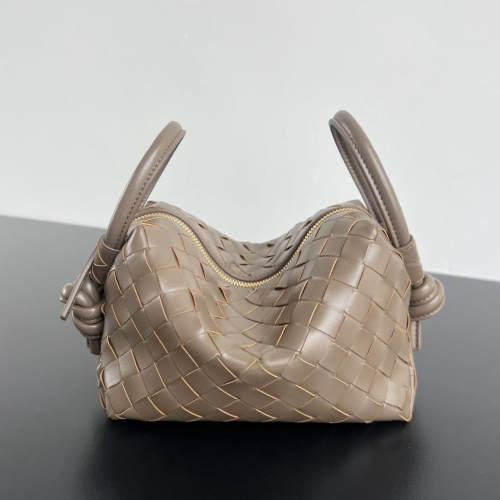 Bottega Veneta Loop Bag: Woven Leather, Versatile Handle, Compact Size 19x12x9cm 1 Bottega Veneta Loop Bag: Woven Leather, Versatile Handle, Compact Size 19x12x9cm